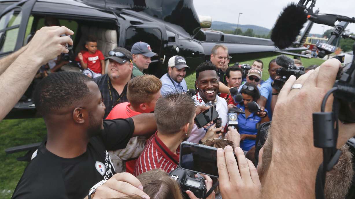 Steelers arrive in style as Bell waits to sign 1-year deal