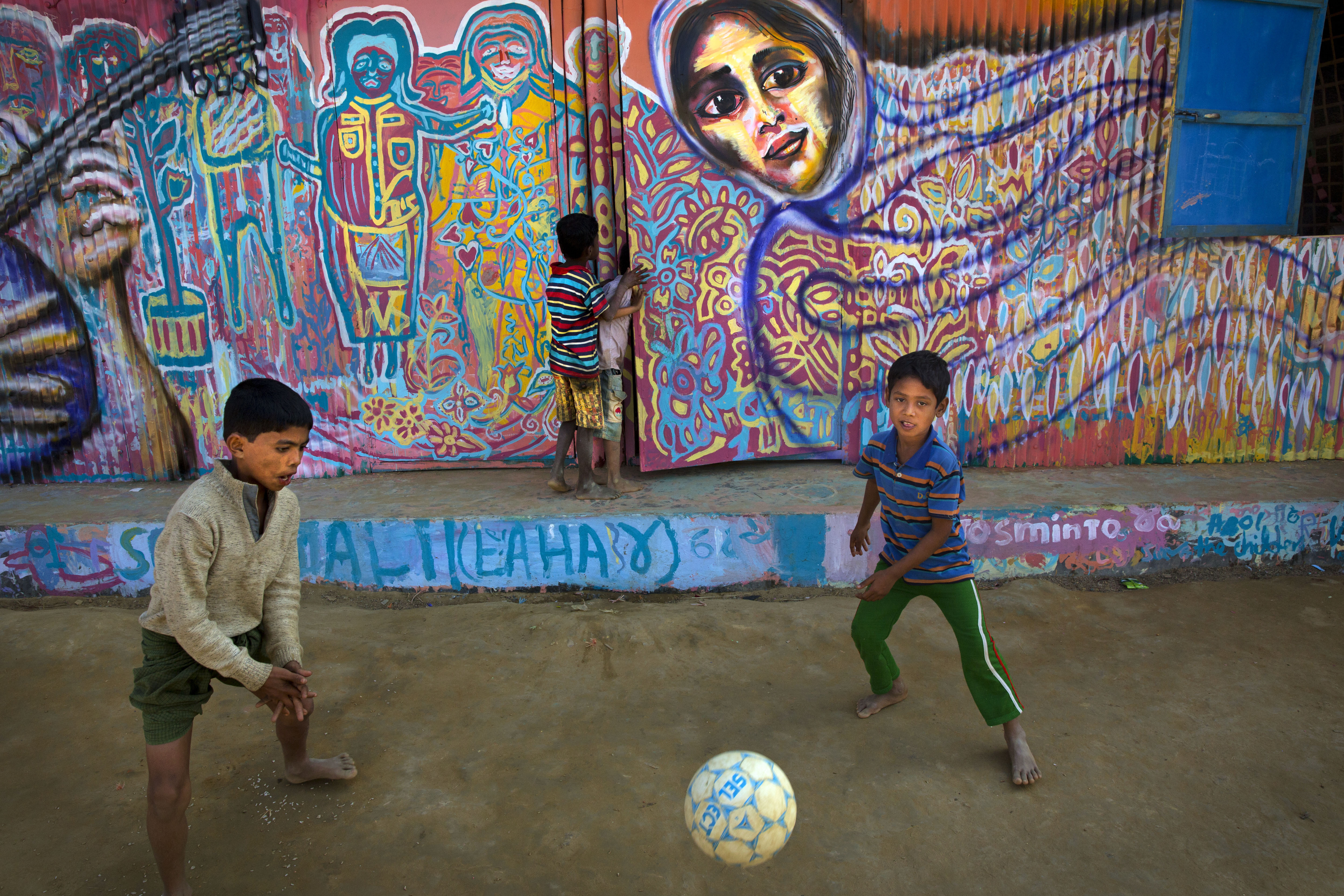 2 New Yorker artists bring colors, smiles to Rohingya camps