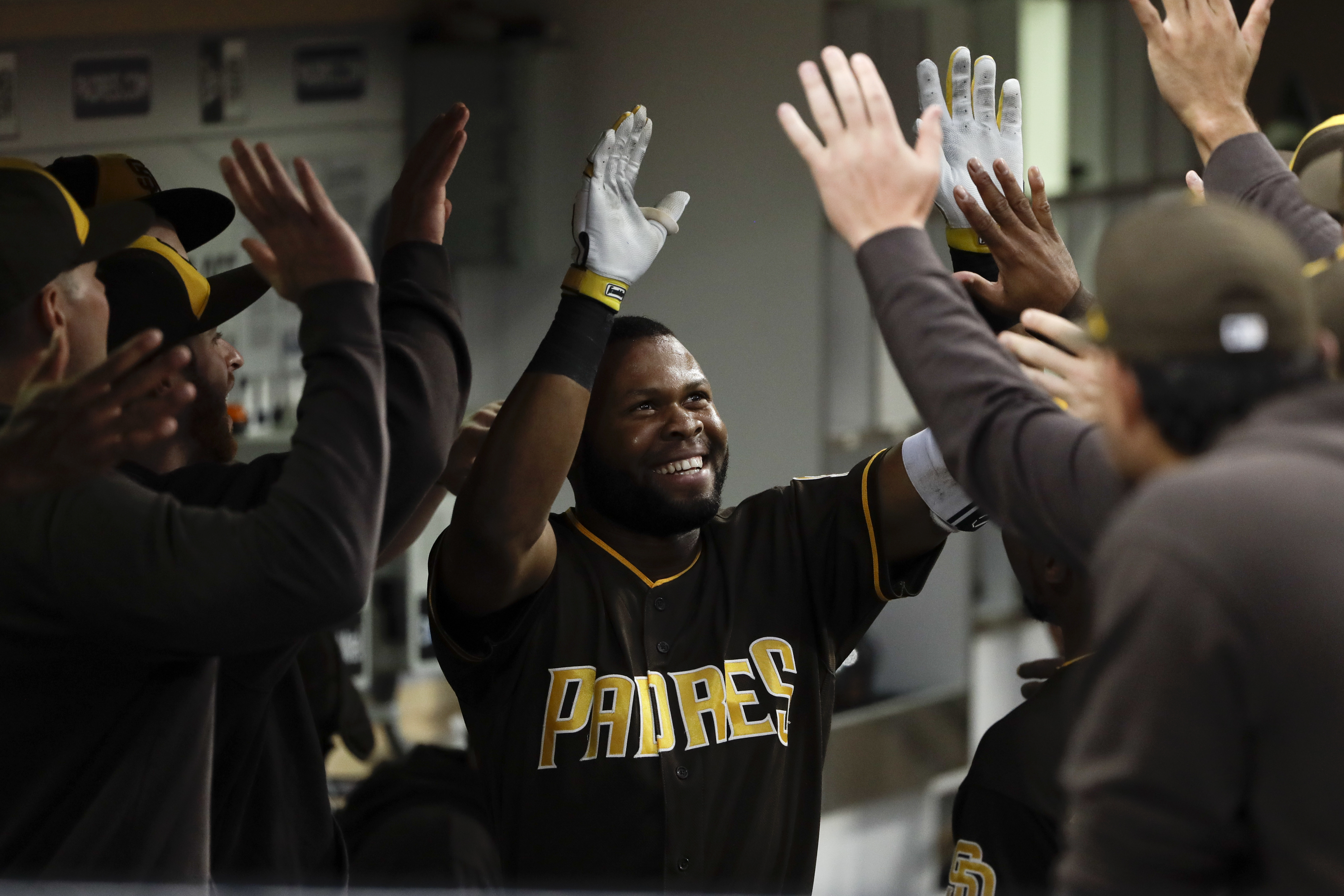 Greinke wins 7th straight decision, Diamondbacks cruise 6-2