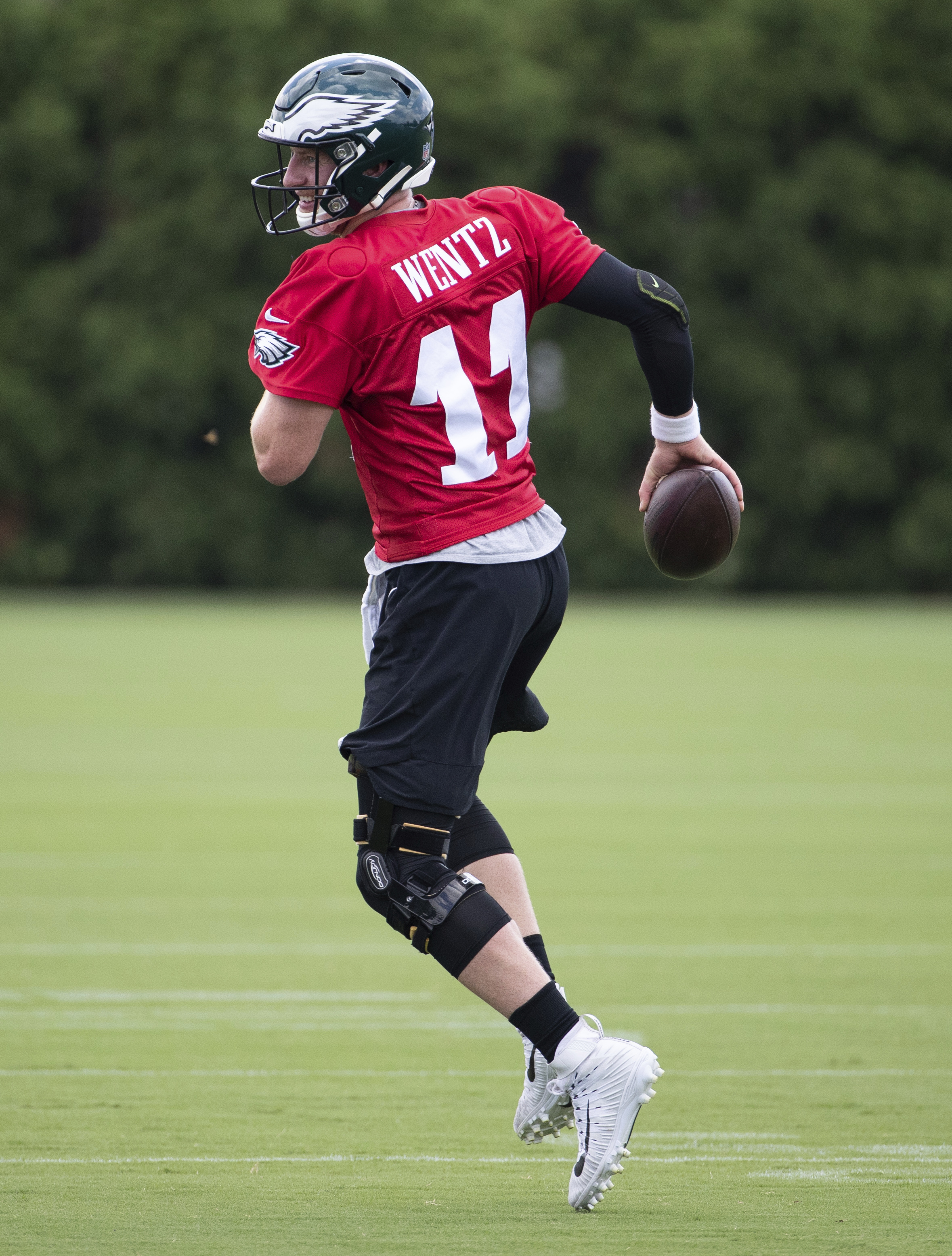 Rehabbing QB Wentz looking 'really good' at Eagles camp