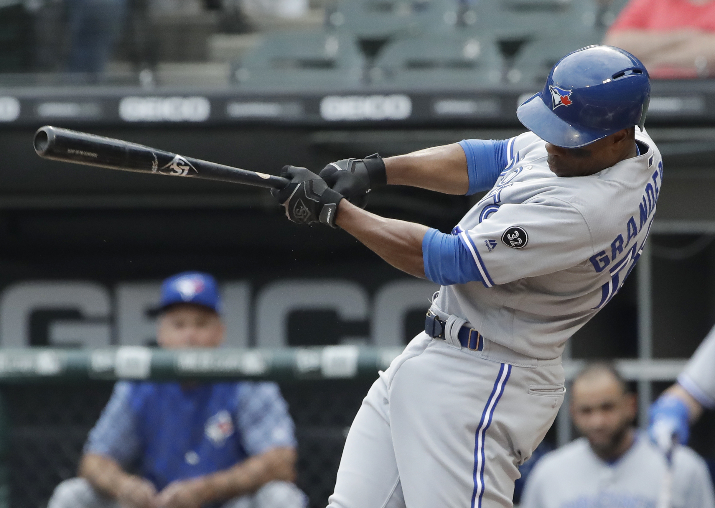 White Sox rally for 6 in 8th to beat Blue Jays 9-5