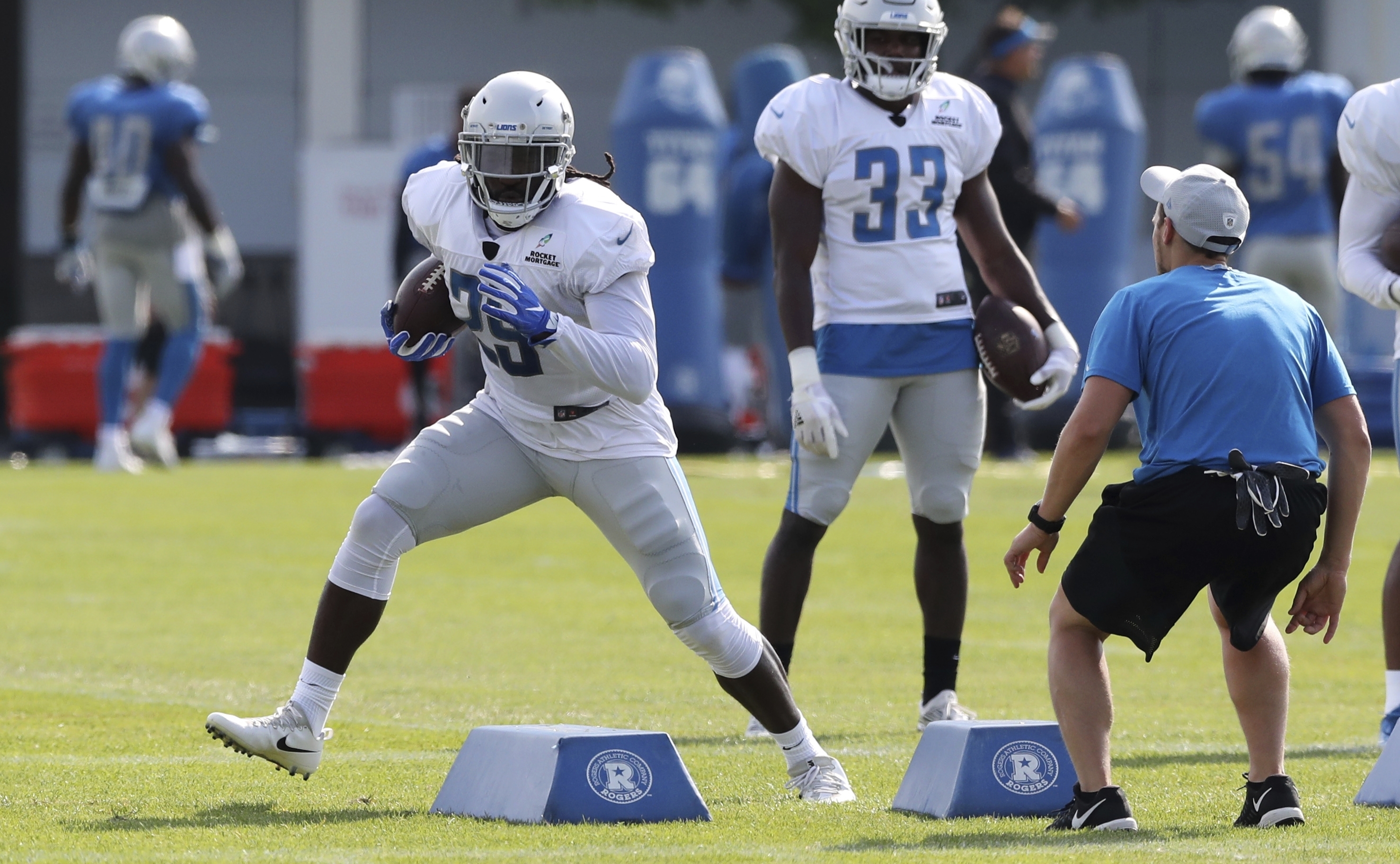Lions RB Blount returns to practice day after leaving field