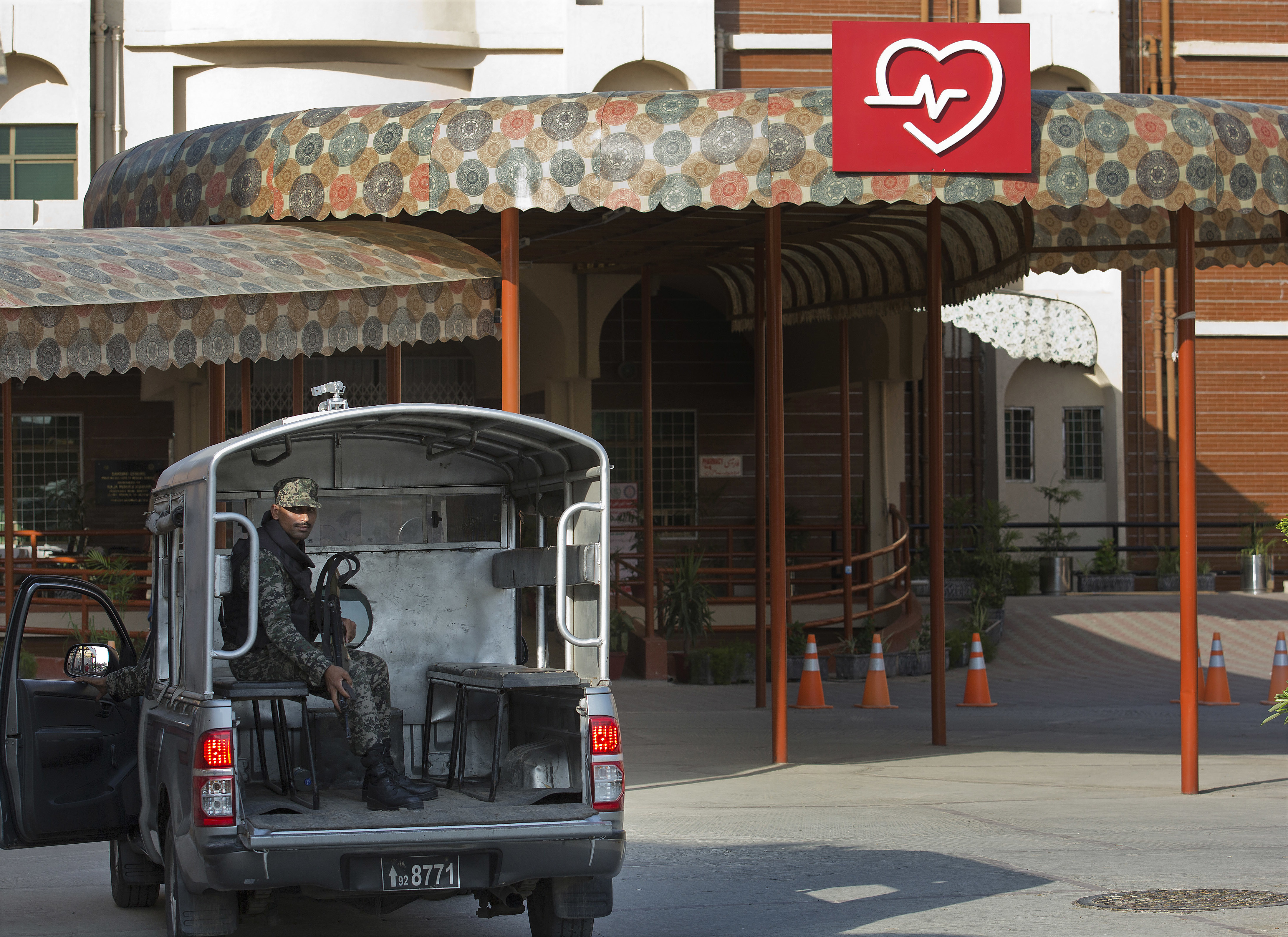 Pakistan ex-PM returns to prison after heart scare