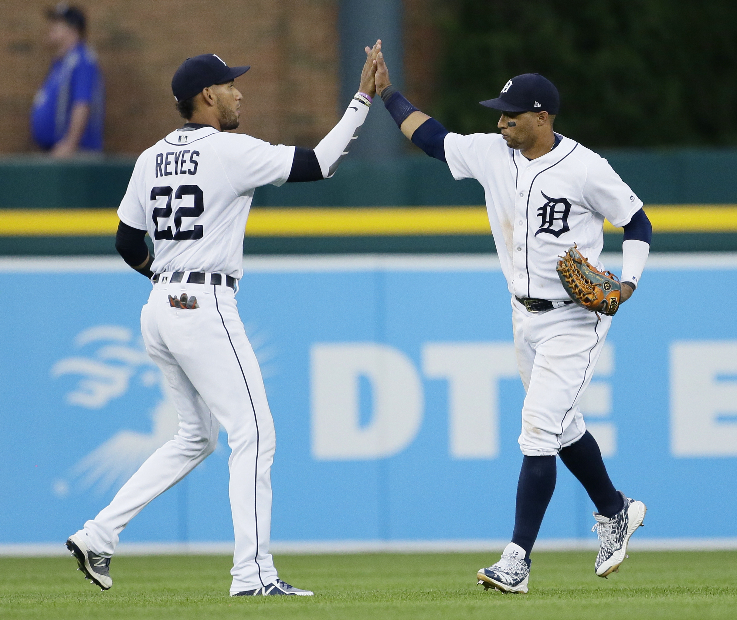 Indians bolster outfield, acquire Leonys Martin from Tigers