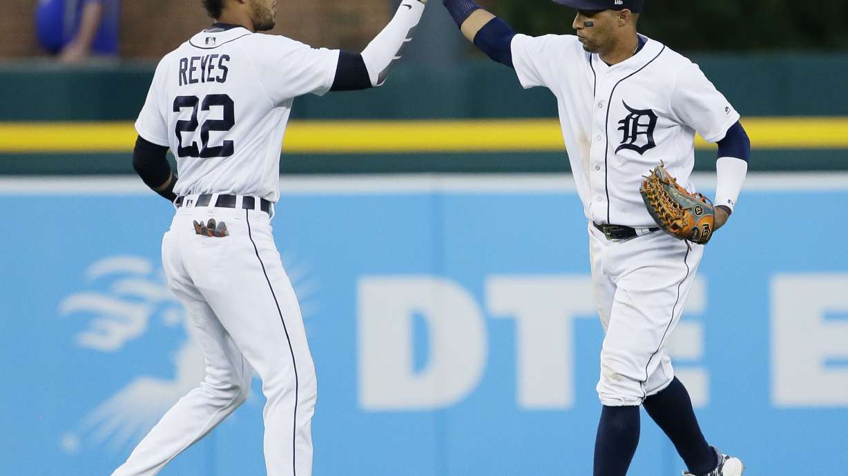 Indians bolster outfield, acquire Leonys Martin from Tigers