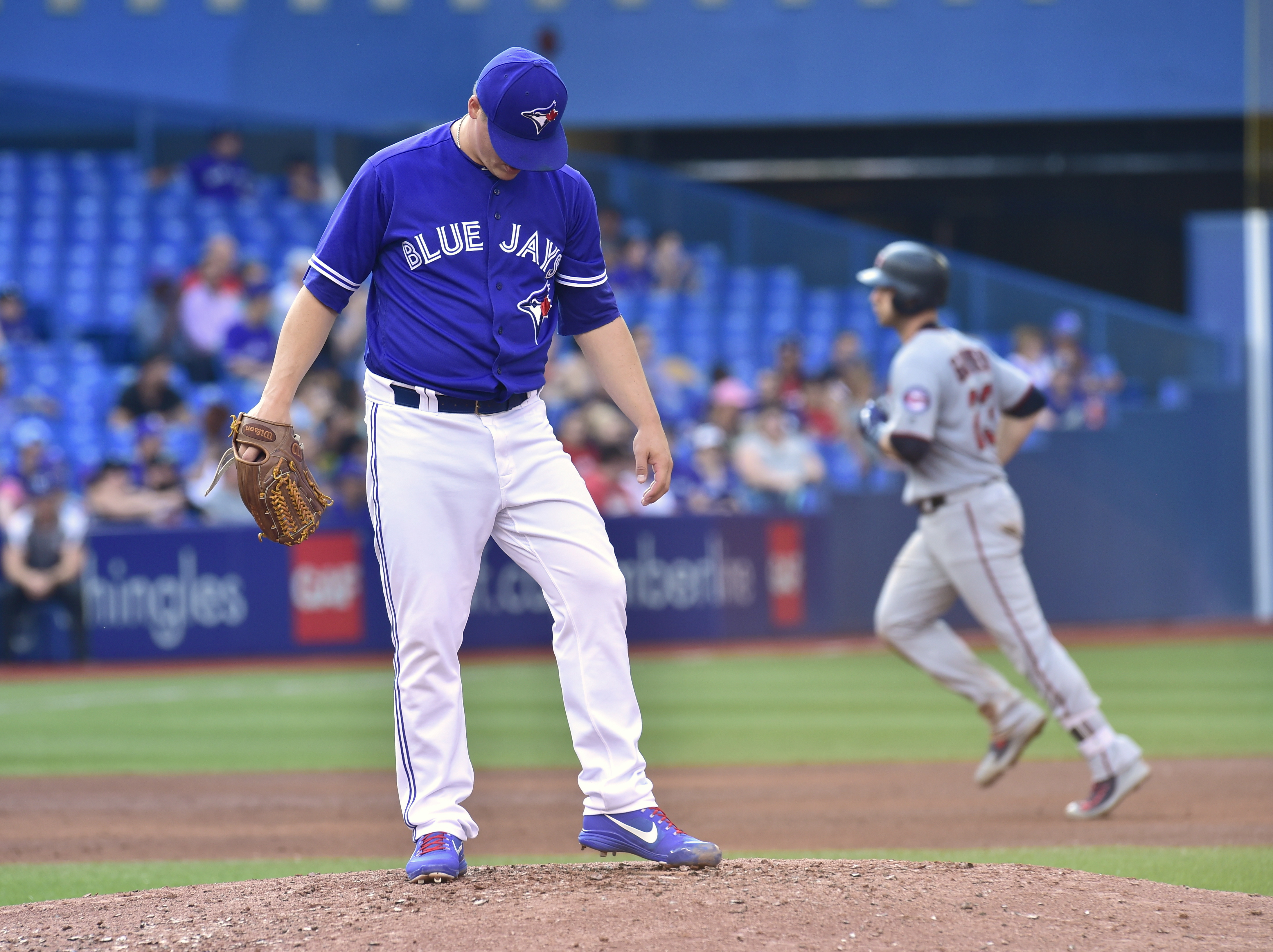 Phillies get lefty reliever Aaron Loup from Jays