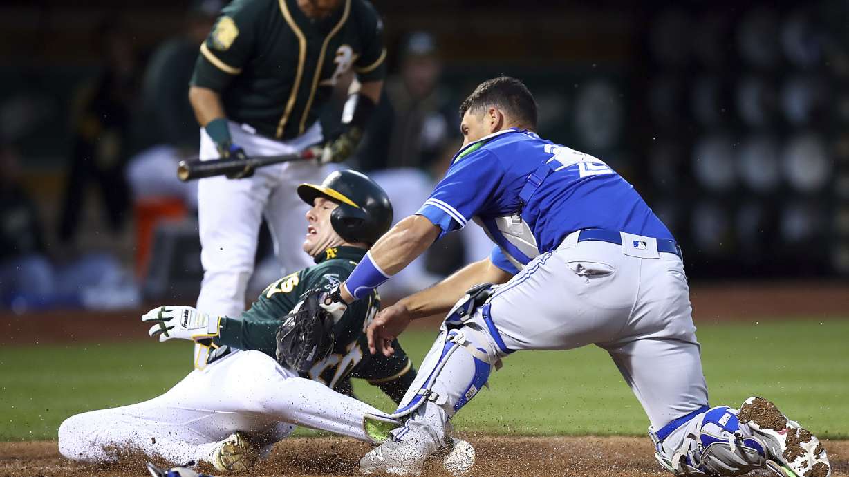 Davis hits 29th home run, A's beat Blue Jays 6-2