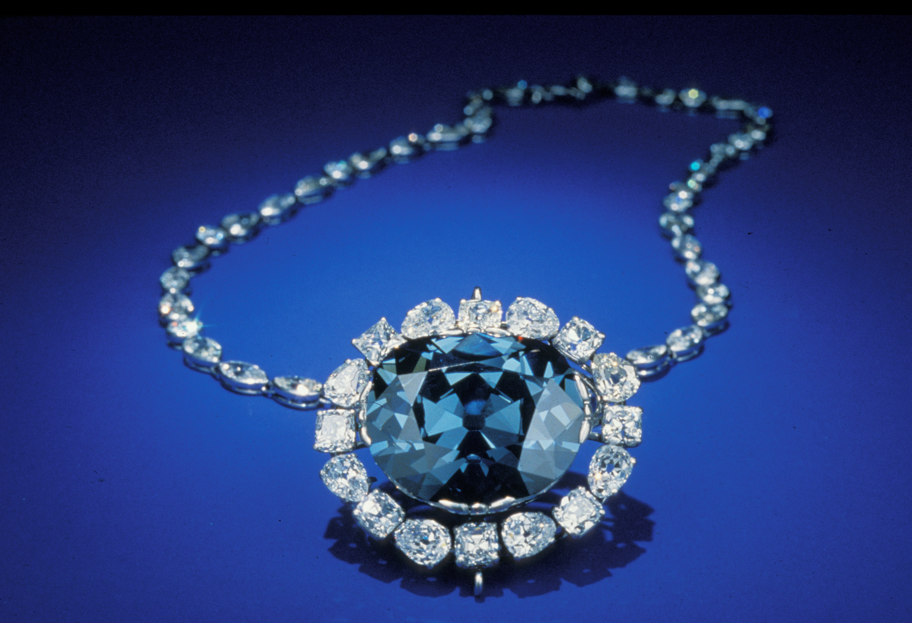 Deep origin of rare blue diamonds revealed in their flaws