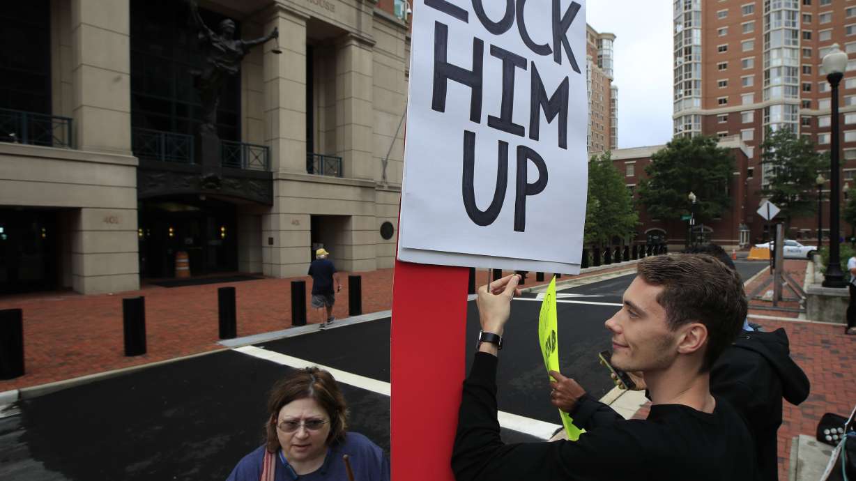 Bookkeeper: Paul Manafort 'approved every penny' of bills