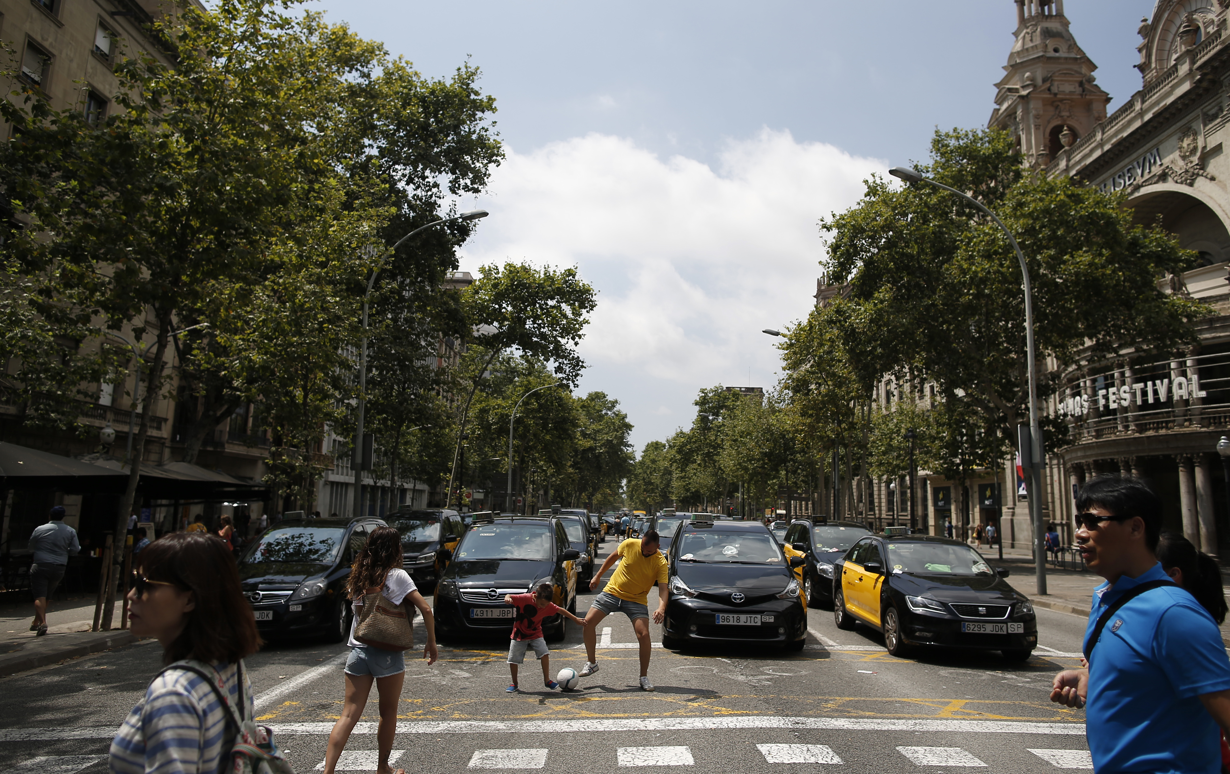 Cabs in Spain end strike over Uber-like ride-hailing apps