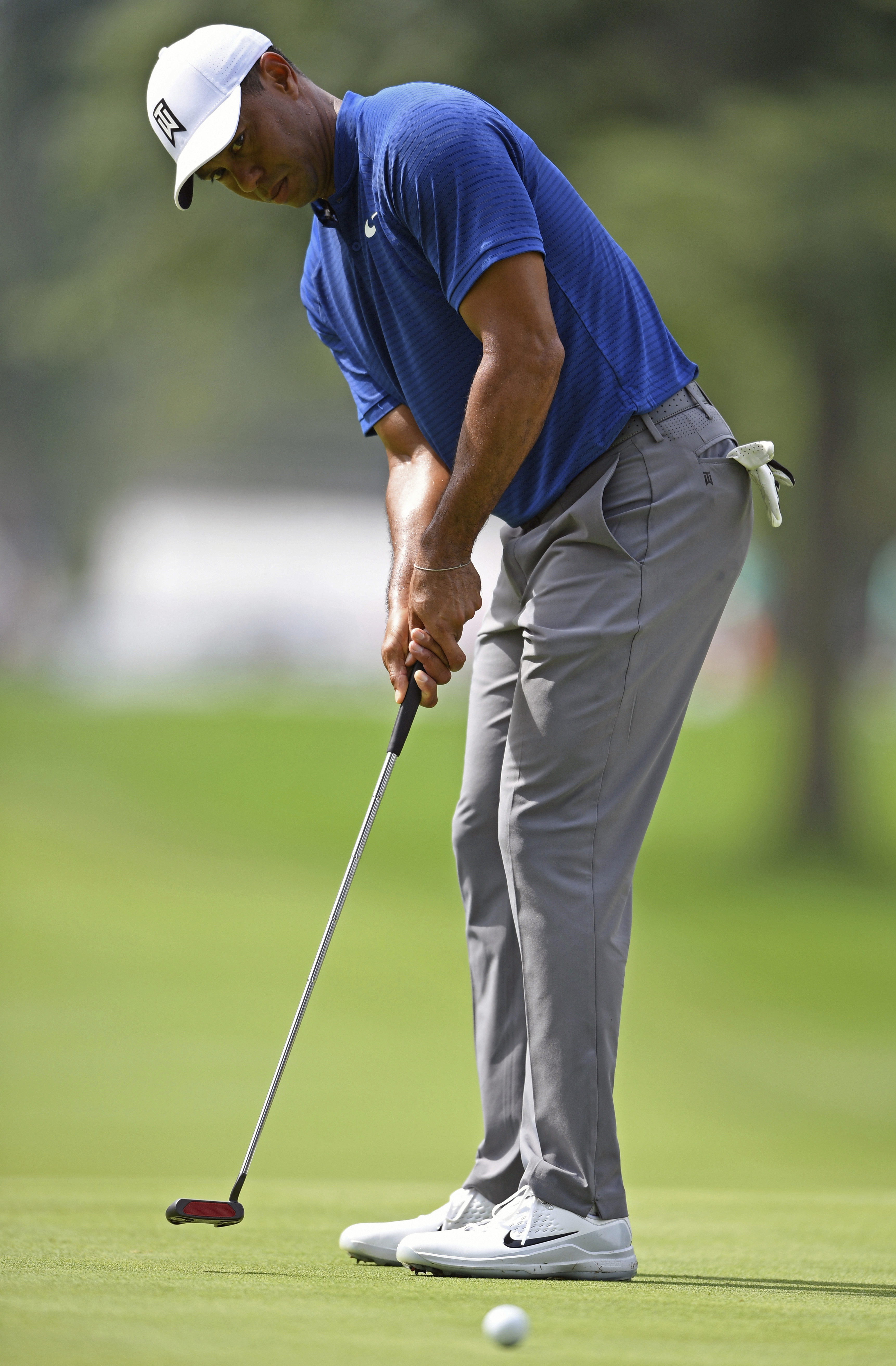 Poulter leads at 62, with Woods 4 behind at Firestone