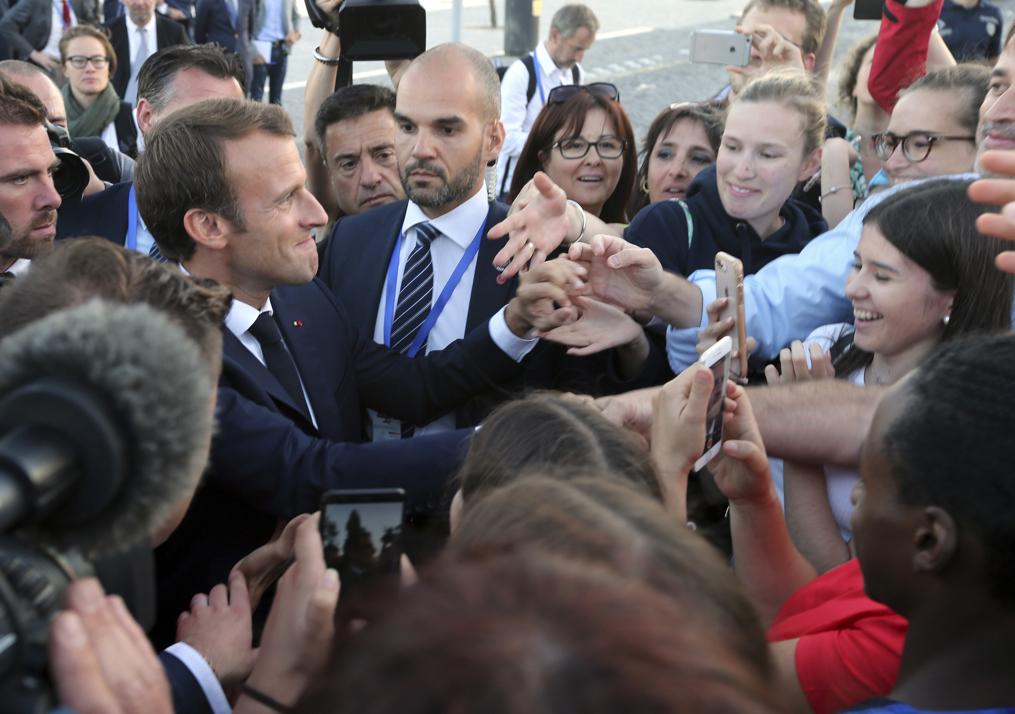 Macron, May to discuss Brexit at dinner in southern France