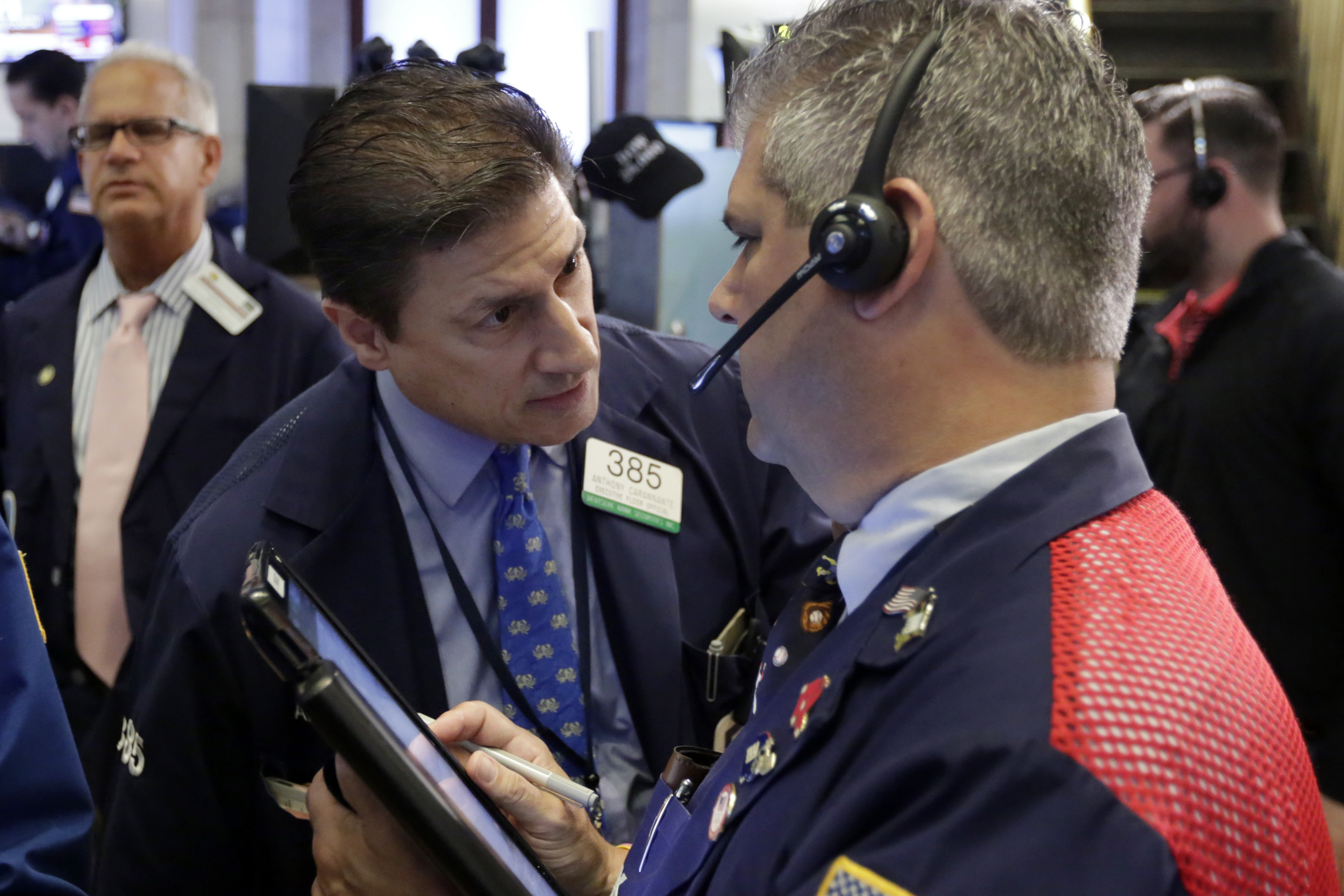 US stocks rise as companies that pay big dividends surge