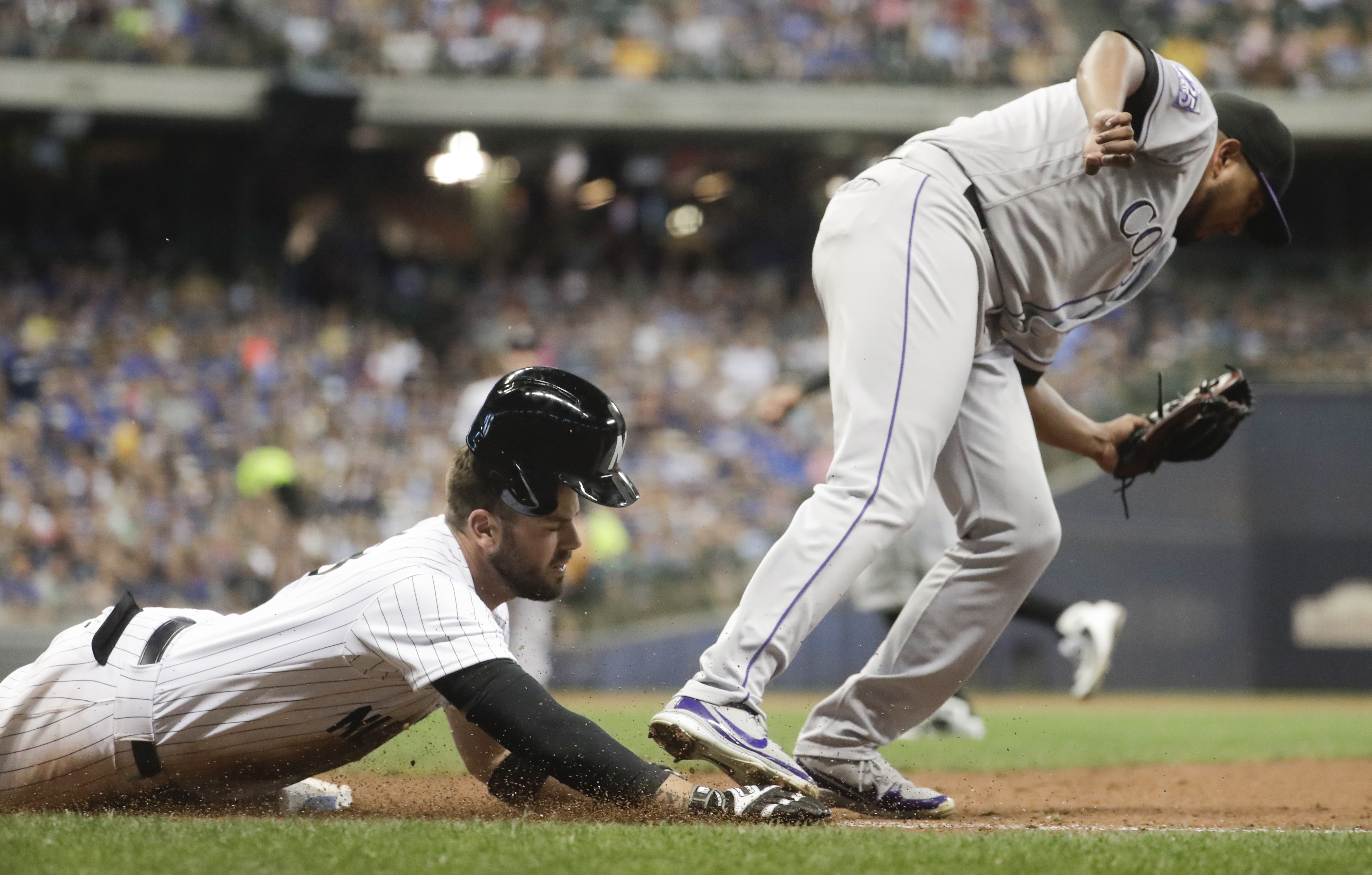 Thames hits walk-off homer, Brewers top Davis and Rockies