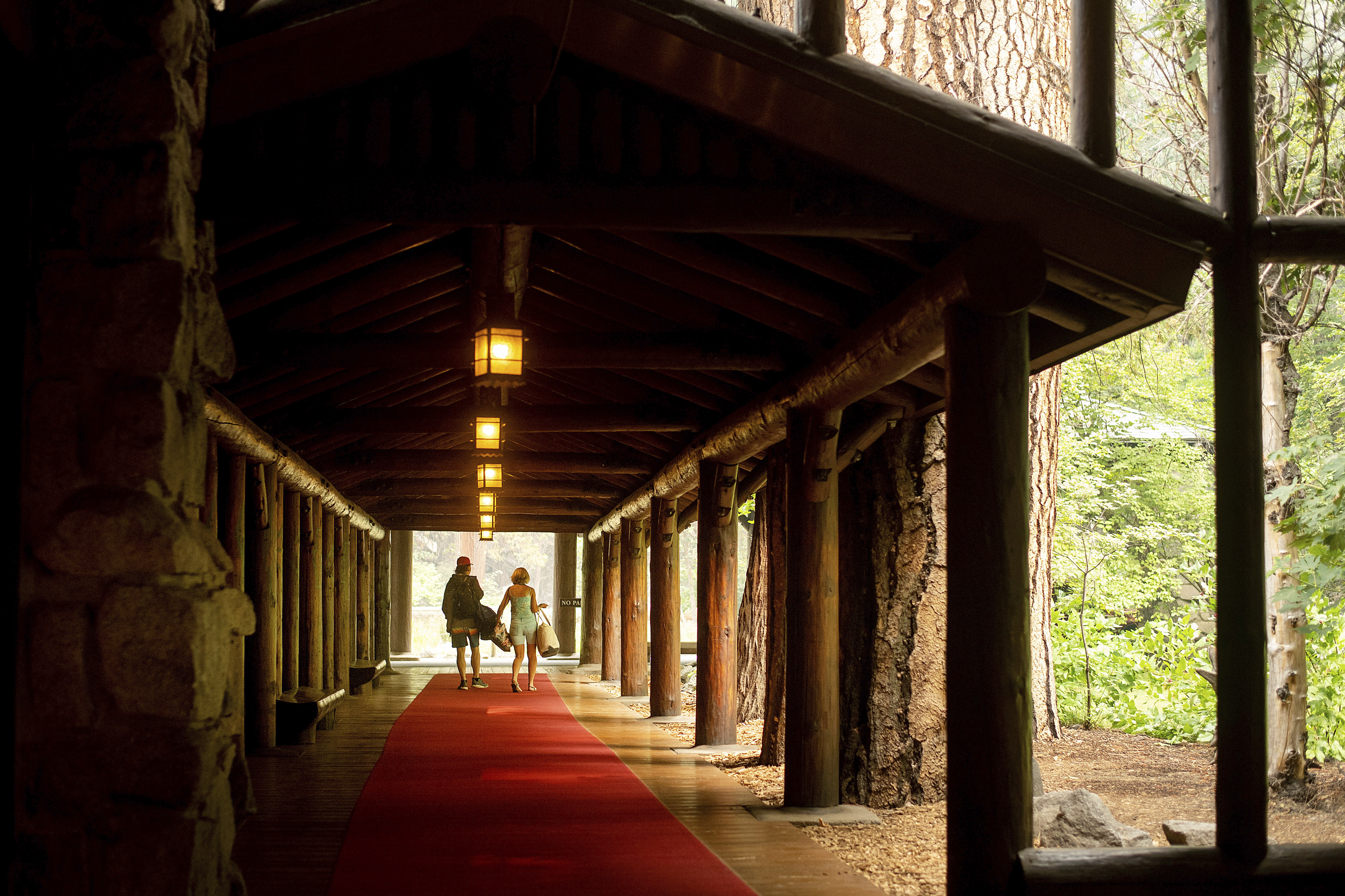 'Hazardous' smoky air shuts Yosemite in peak tourist season