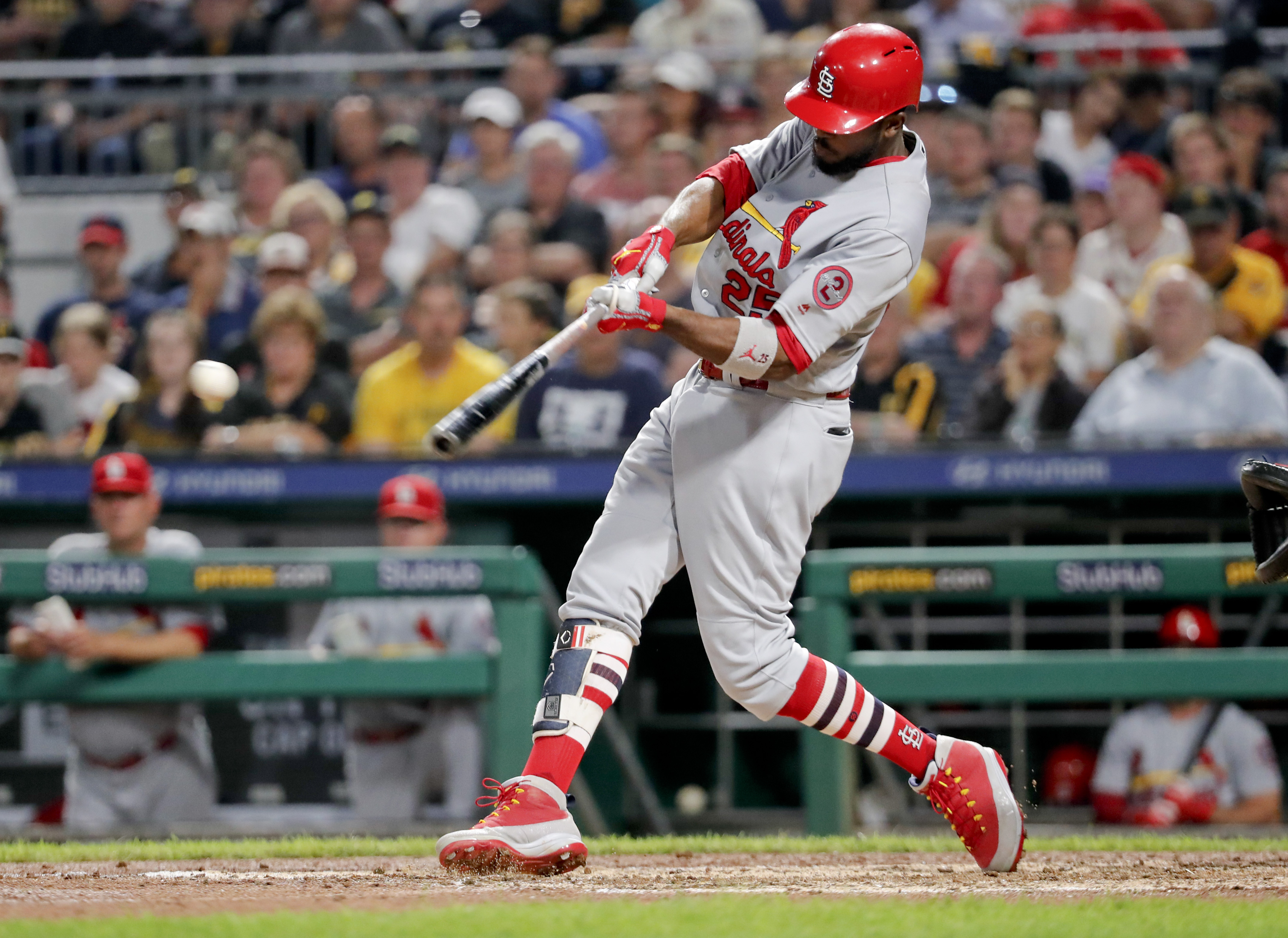 Cards outfielder Fowler breaks foot, put on disabled list
