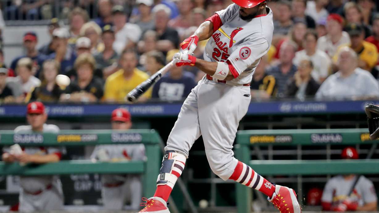 Cards outfielder Fowler breaks foot, put on disabled list