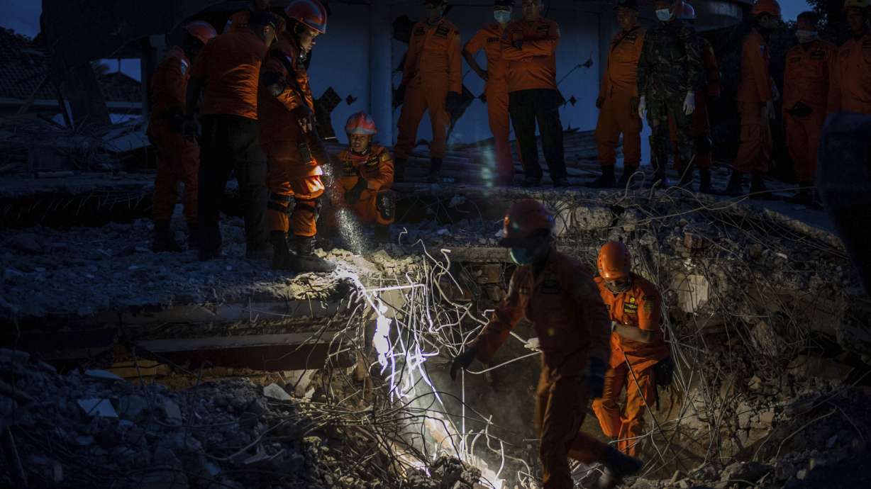 Man saved from quake-flattened mosque on Indonesia island