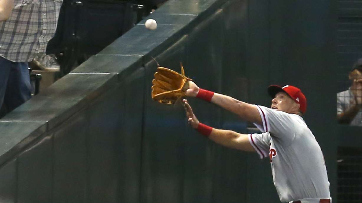 Peralta's homer in 14th lifts Dbacks over Phillies 3-2