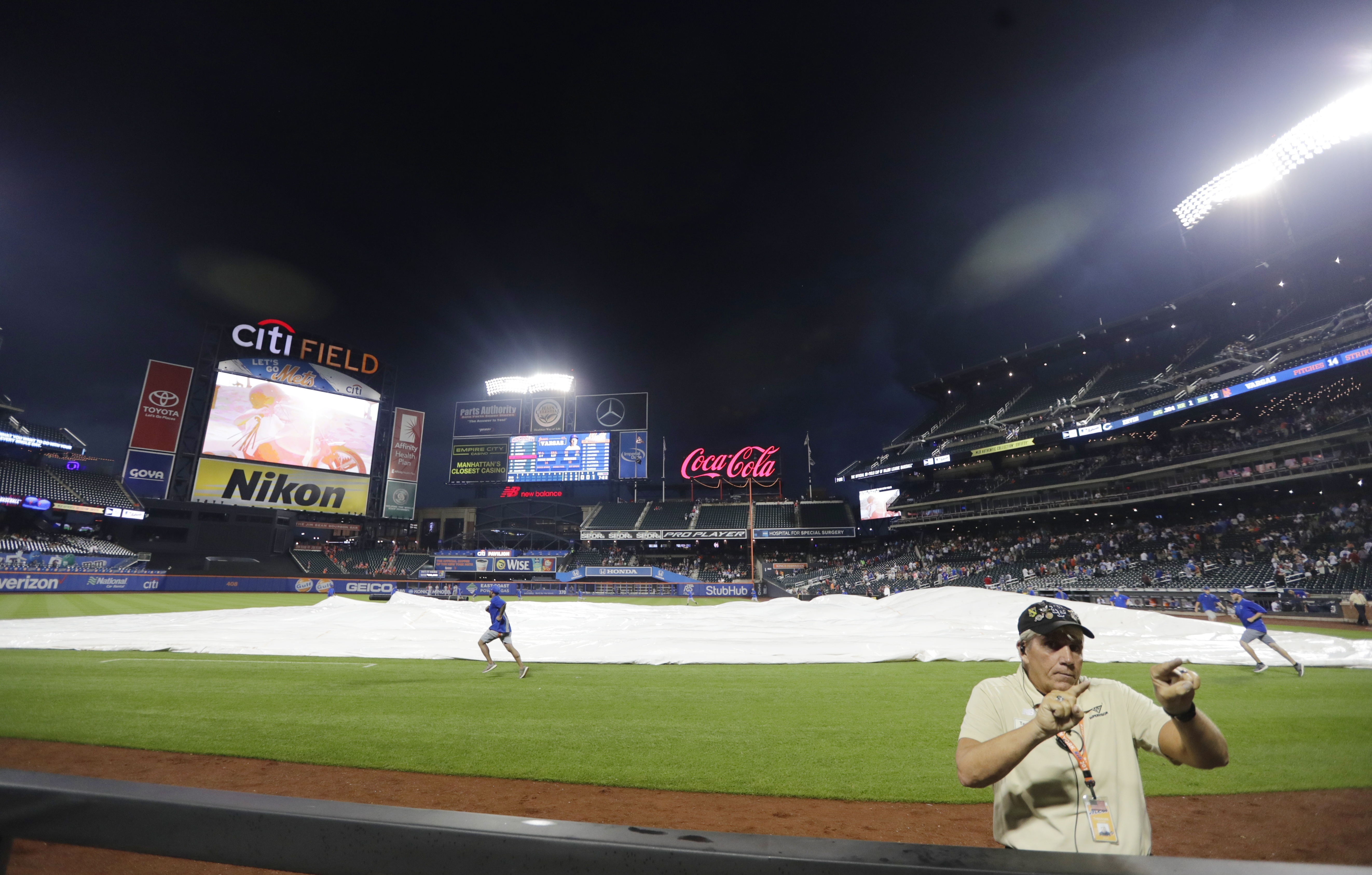 Romano wins in NY homecoming, Reds beat Mets 6-1