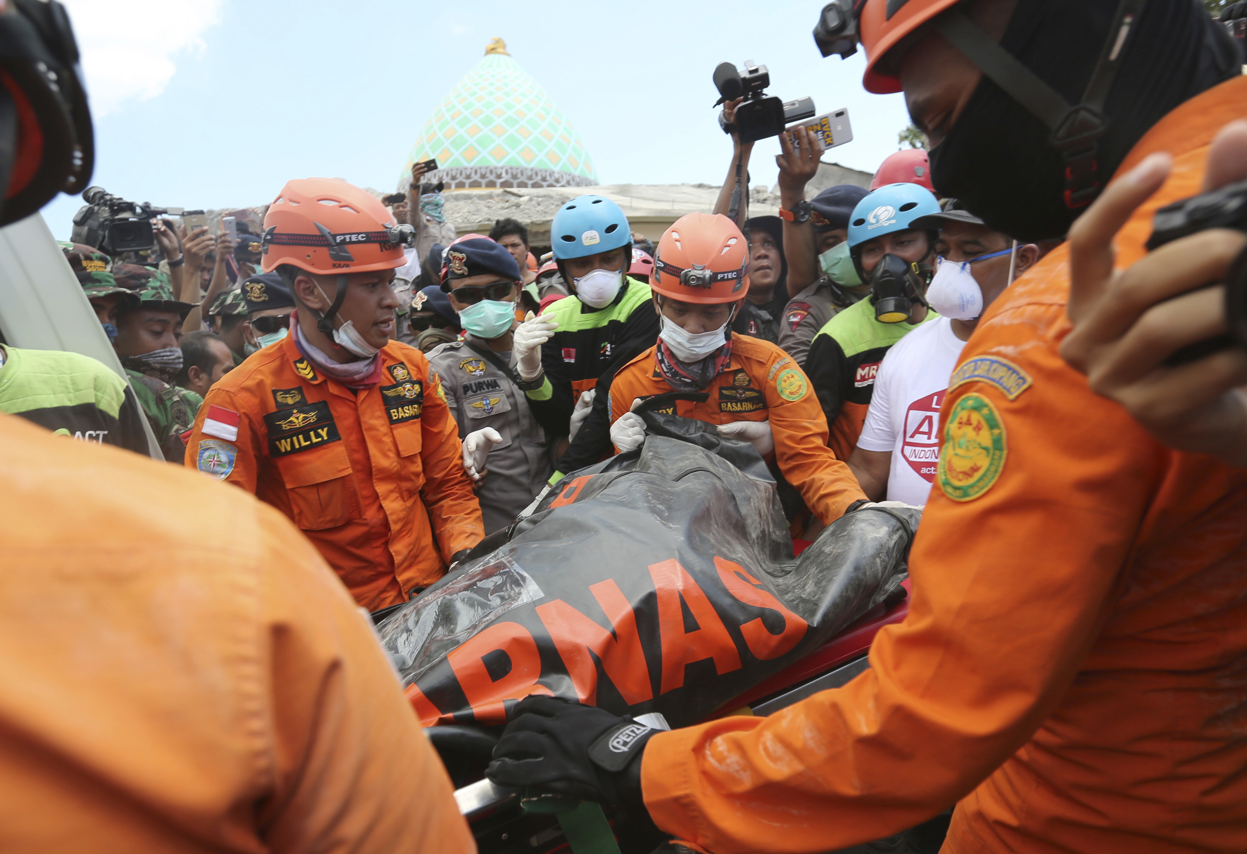 Indonesia quake deaths top 130, aid effort intensifies