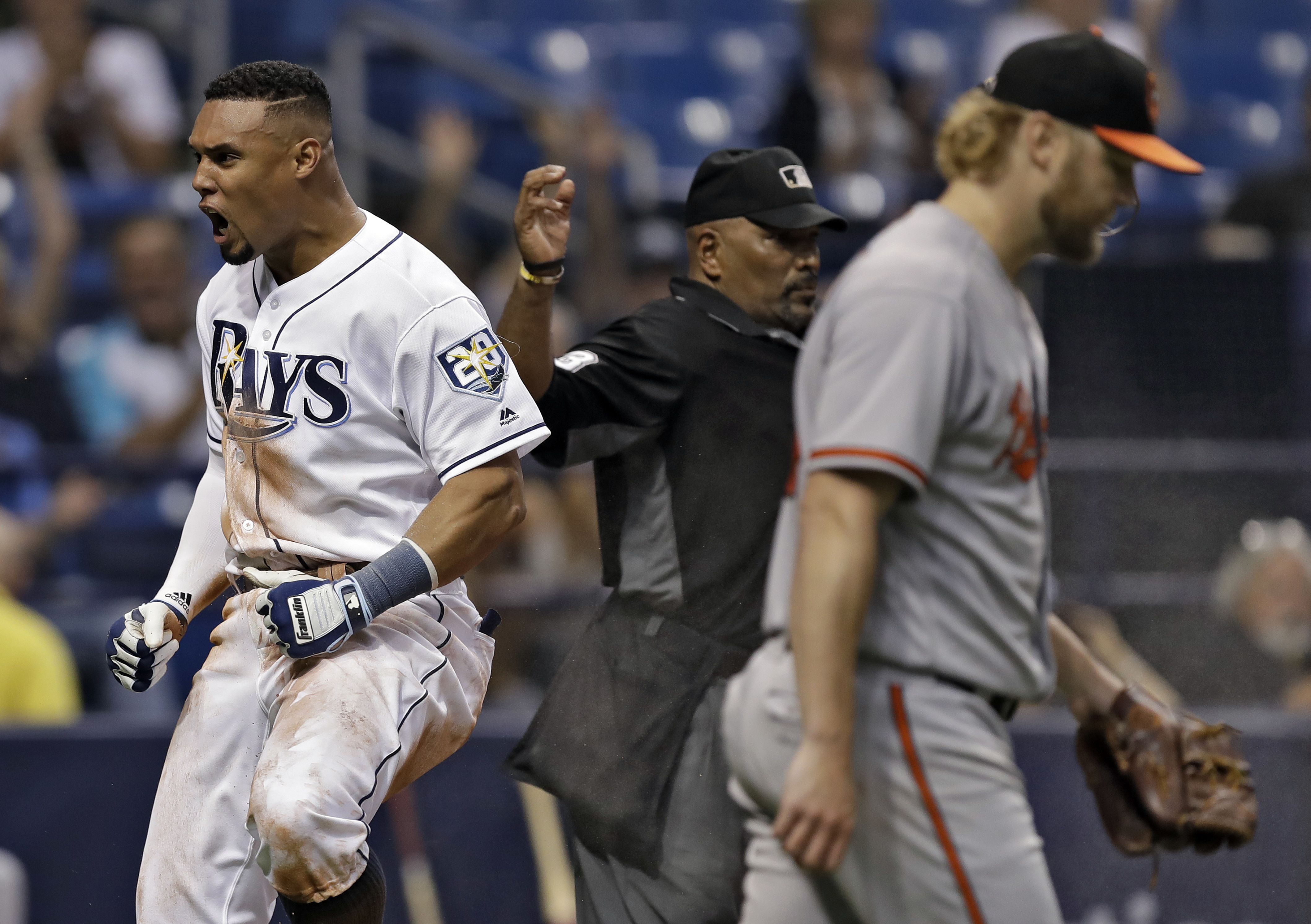 Orioles commit 5 errors but win for first time since 1983