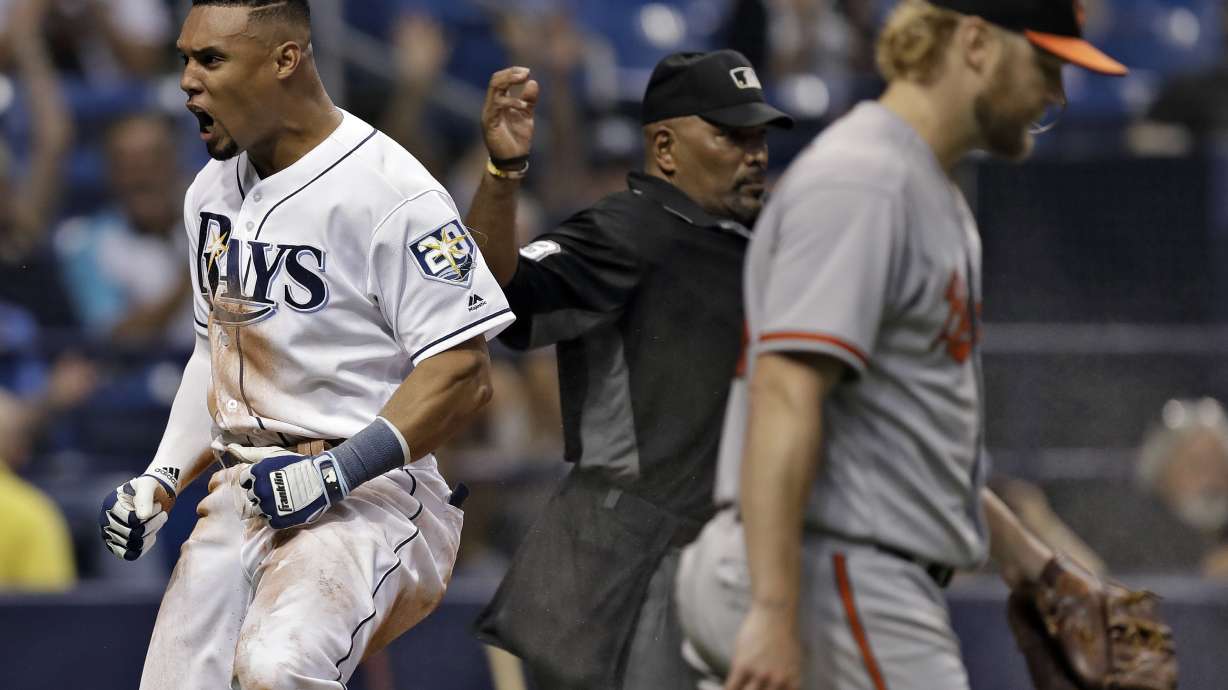 Orioles commit 5 errors but win for first time since 1983