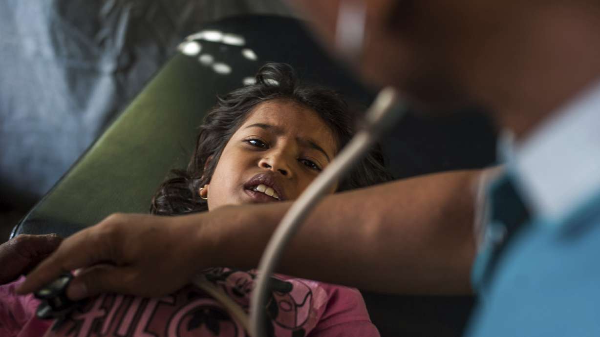 Destructive Indonesian quake leaves injured waiting for help