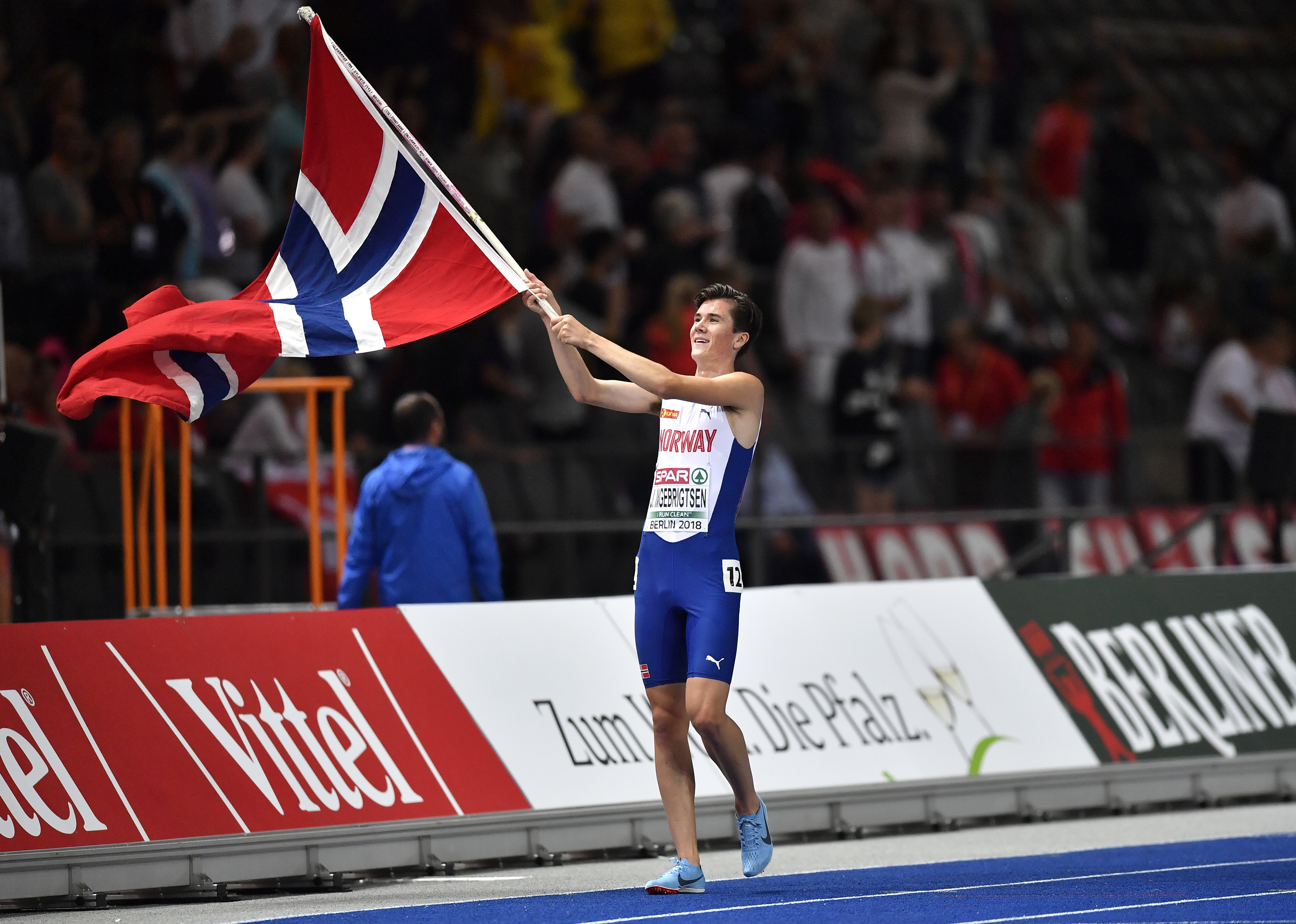 Ingebrigtsen, 17, follows brothers' example to win Euro gold