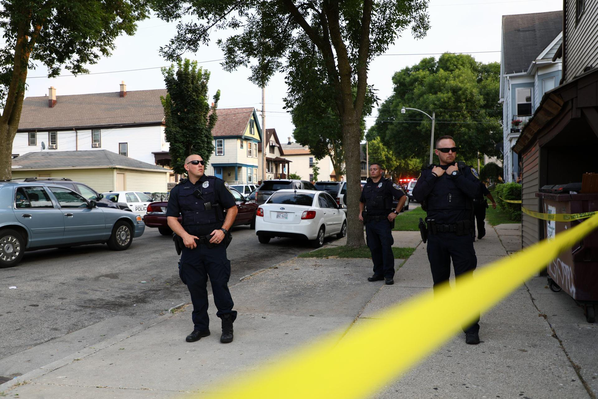 Milwaukee police shoot, kill man on city's south side