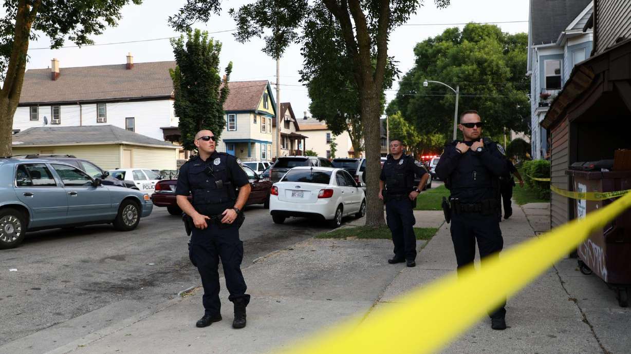Milwaukee police shoot, kill man on city's south side