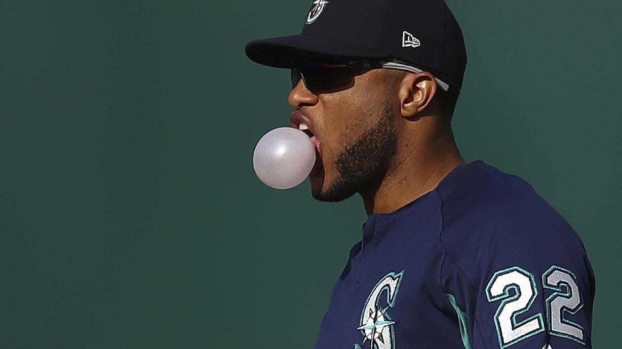 Mariners' Cano returns from drug suspension, now playing 1B
