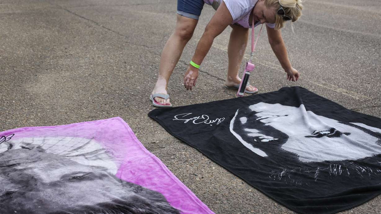 Fans walk silently, solemnly past Elvis' grave during vigil
