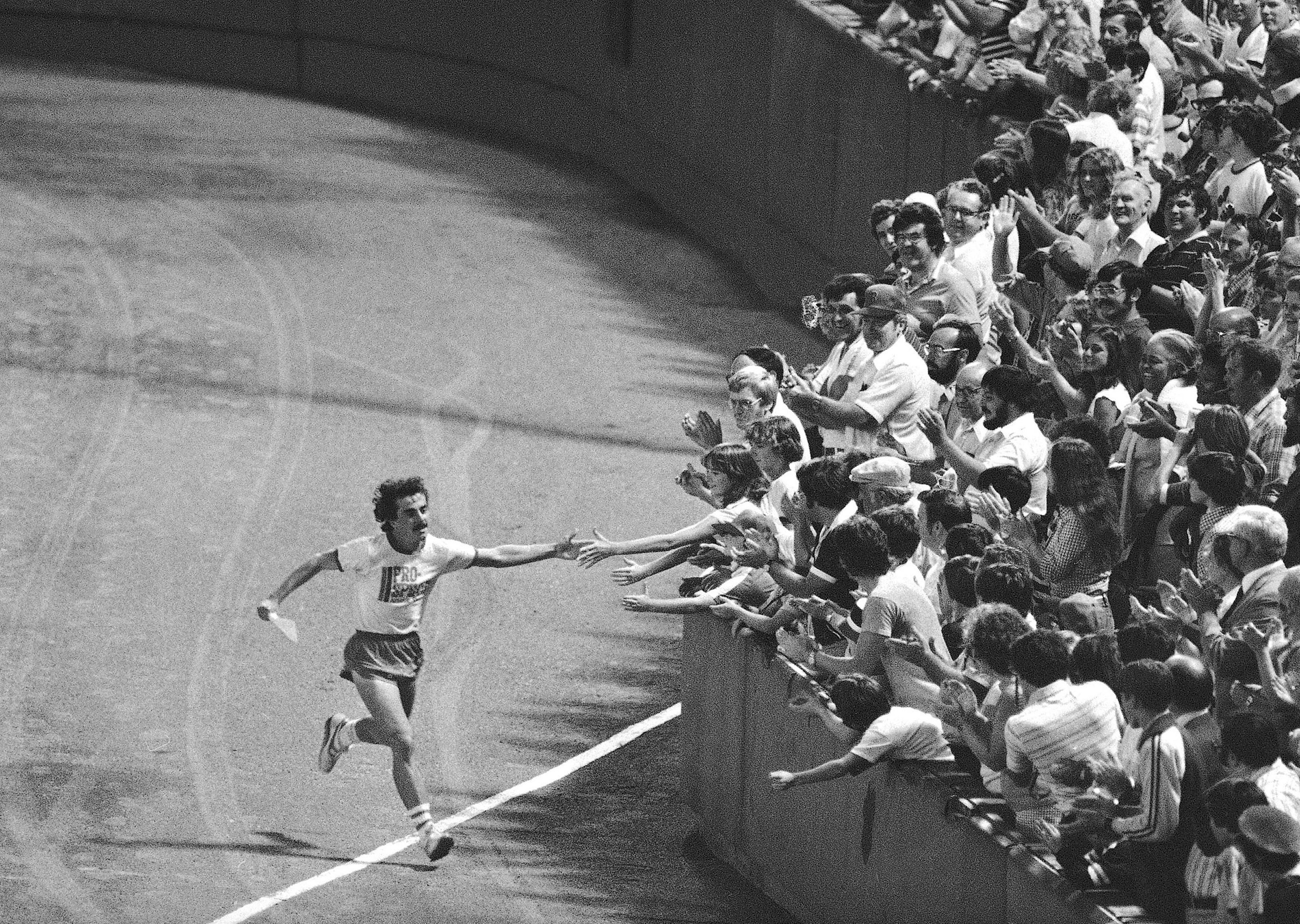 Boston's 'Forrest Gump' re-enacting end of cross-country run