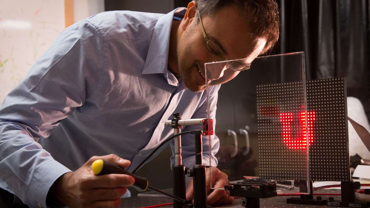 U. professor designs camera with no lens