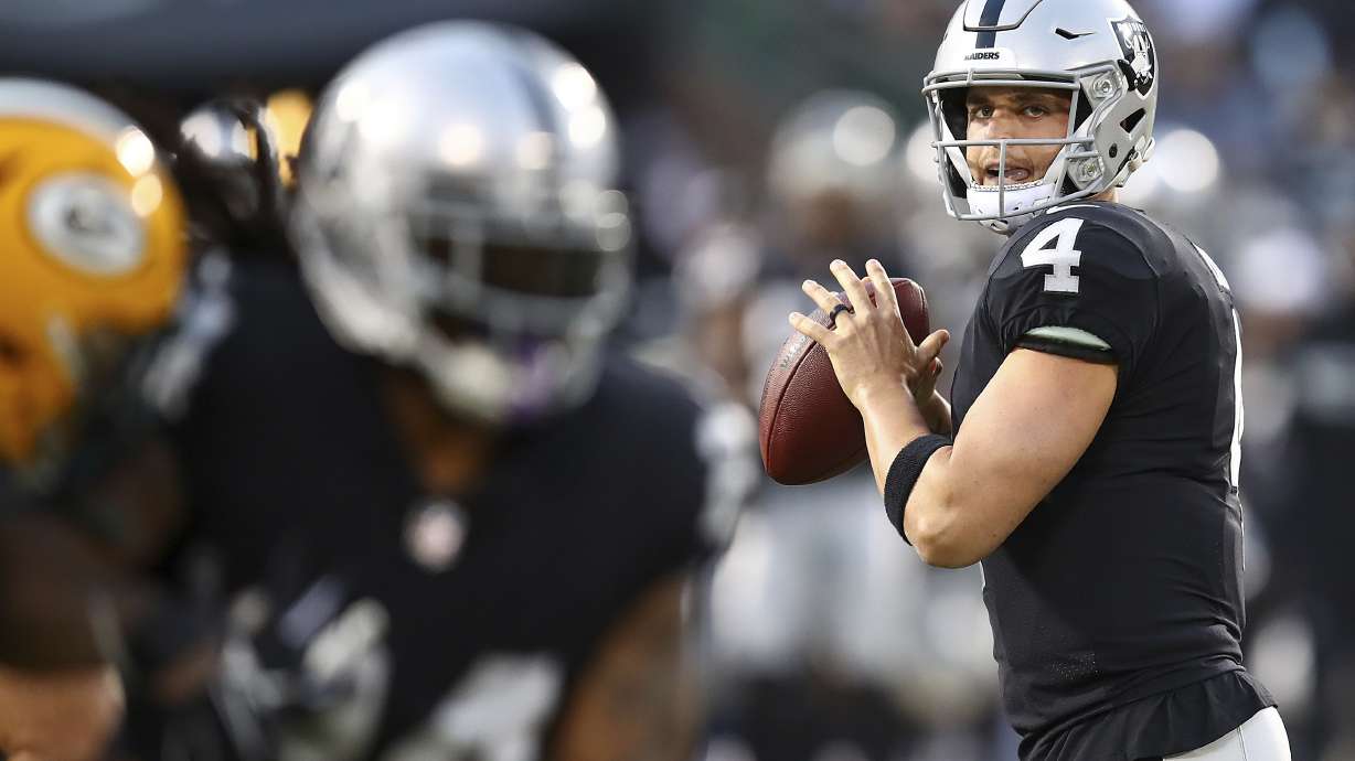 Carr makes brief appearance in Raiders 13-6 win over Packers