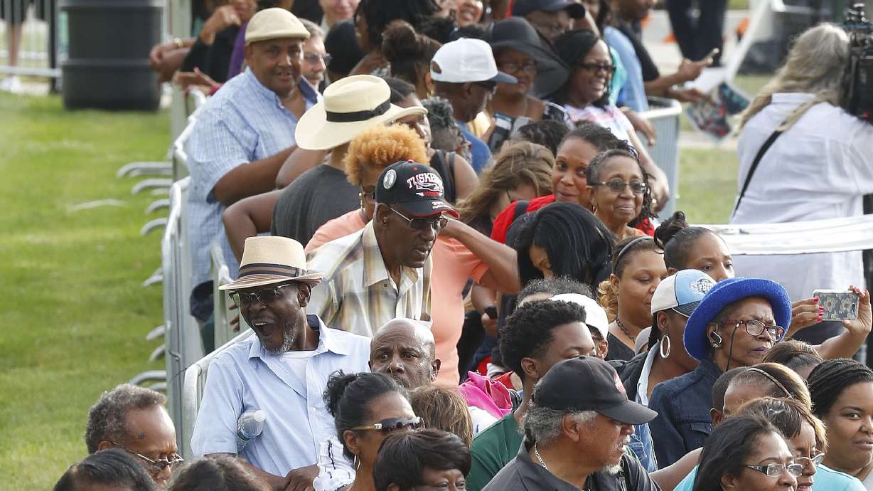 The Latest: Franklin dressed in blue for last public viewing