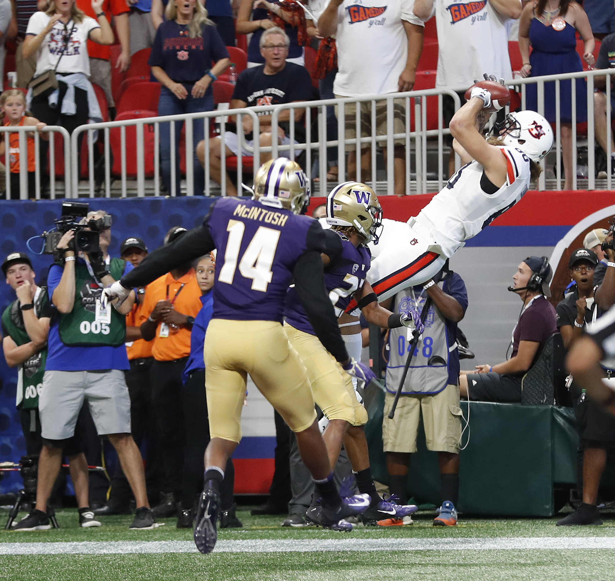 Auburn tight end Sal Cannella (80) makes a catch for a touchdown as Washington defensive backs Jordan Miller (23) and JoJo McIntosh (14) defend in the first half of an NCAA college football game Saturday, Sept. 1, 2018, in Atlanta. (Photo: John Bazemore, AP)