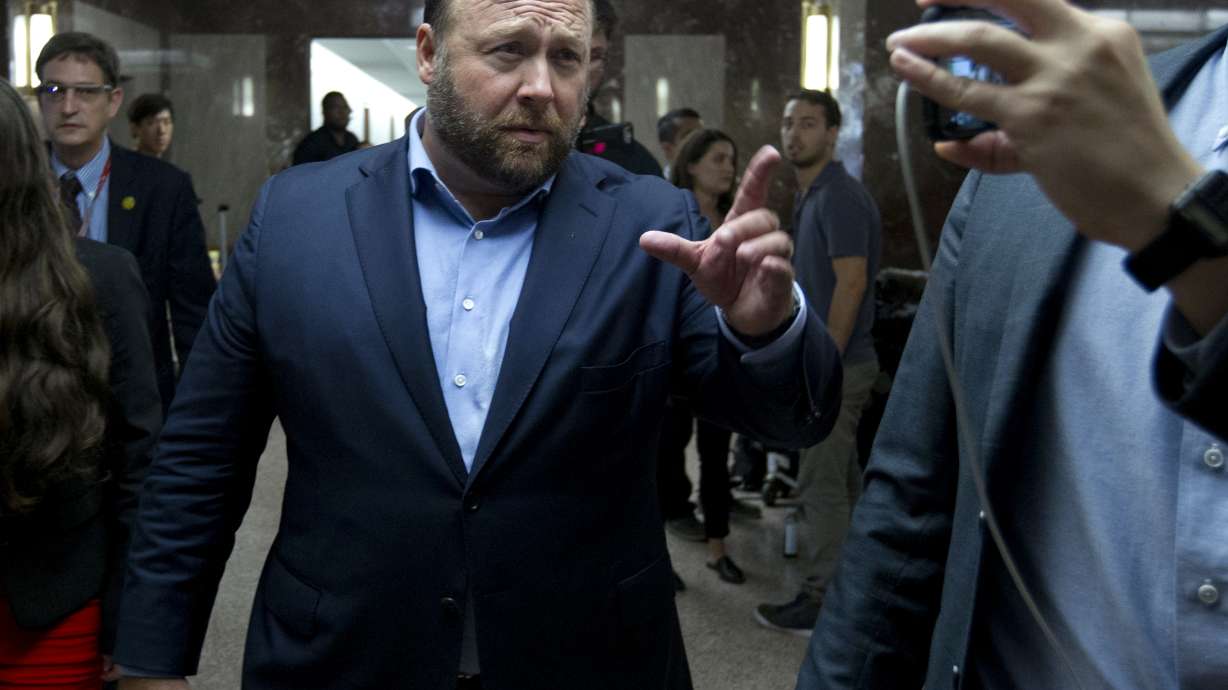 'Infowars' host insults senator, heckles reporter