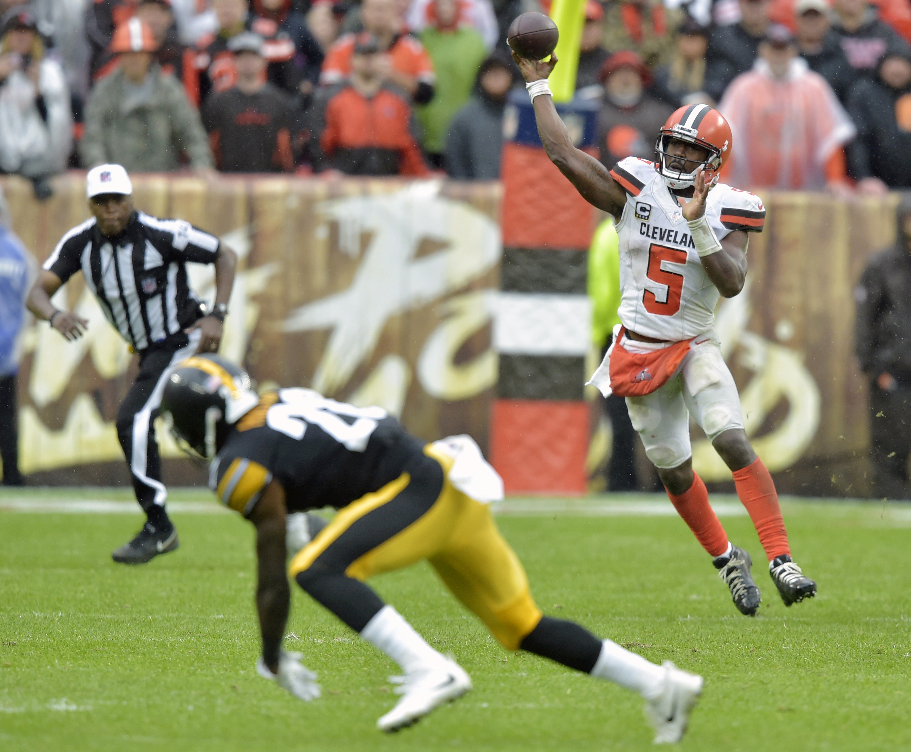 Browns don't lose, tie Steelers 21-21 in sloppy game