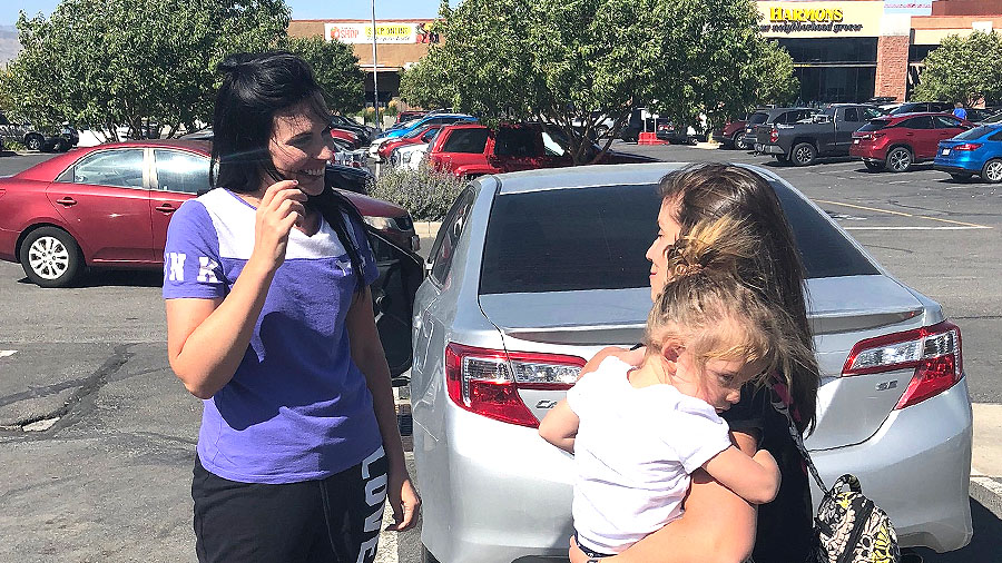 Tara Schimpf of Santaquin returns a wallet full of cash to Alice Kirk. Kirk's father lost it on a visit from Sacramento. Photo: KSL TV