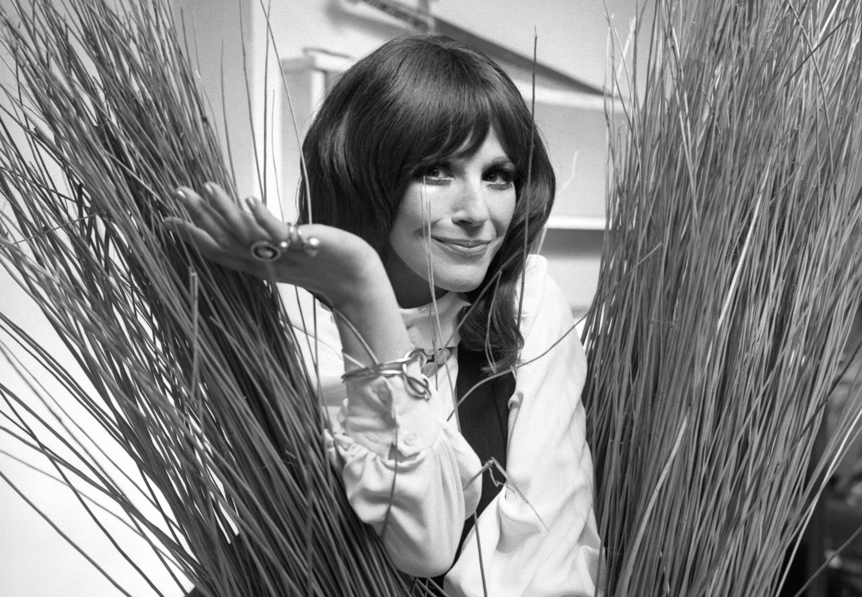Fenella Fielding, star of 'Carry On' comedies, dies at 90