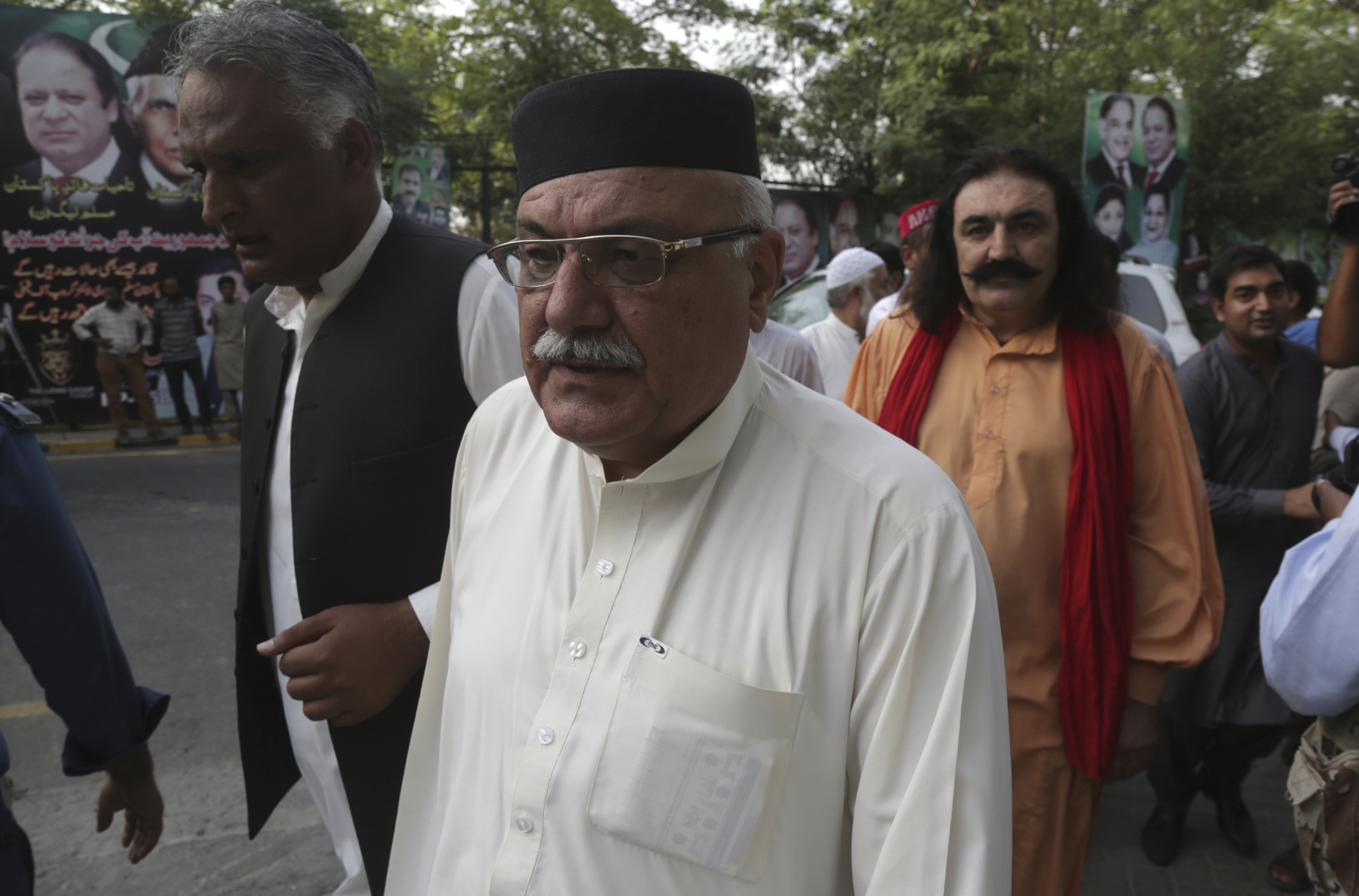 Thousands attend funeral of Pakistani ex-PM's wife in Lahore