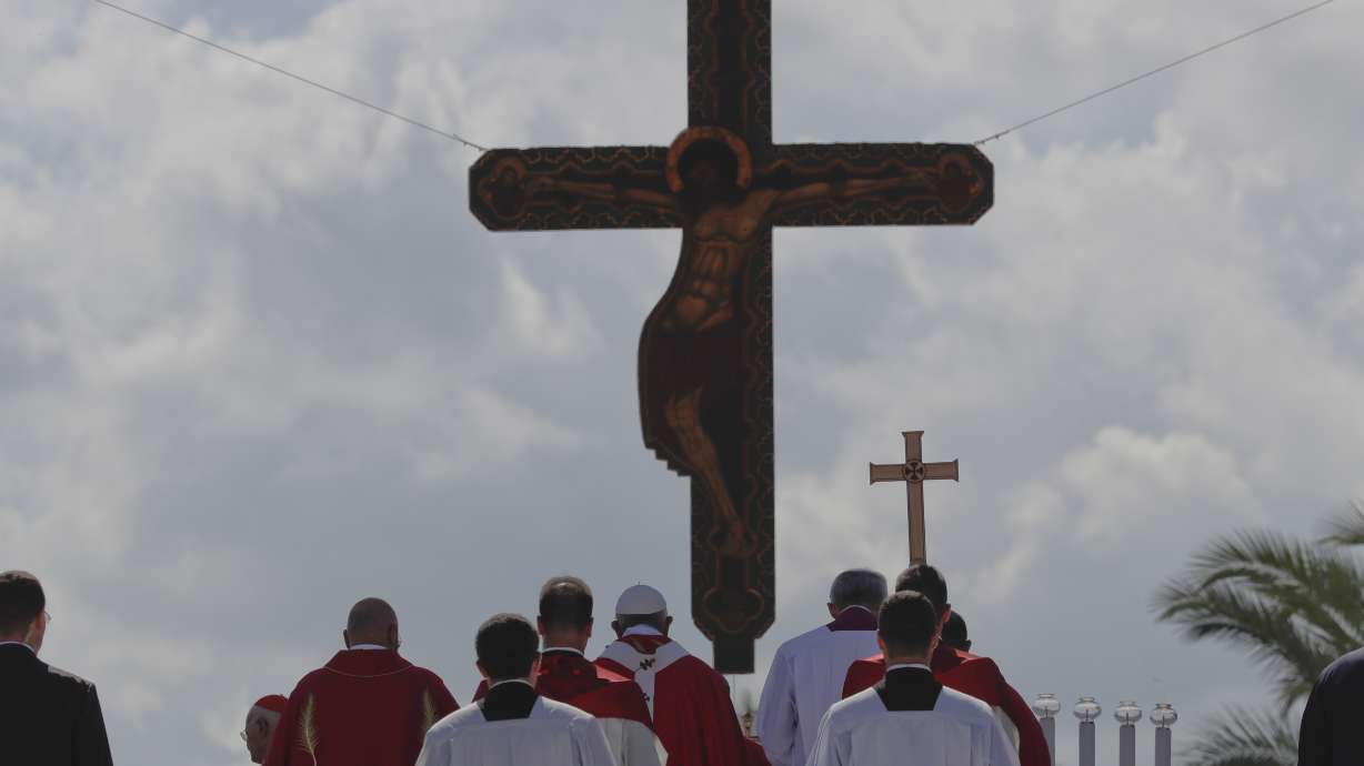 Pope gives those in square a gift, jokes: 'don't pay for it'