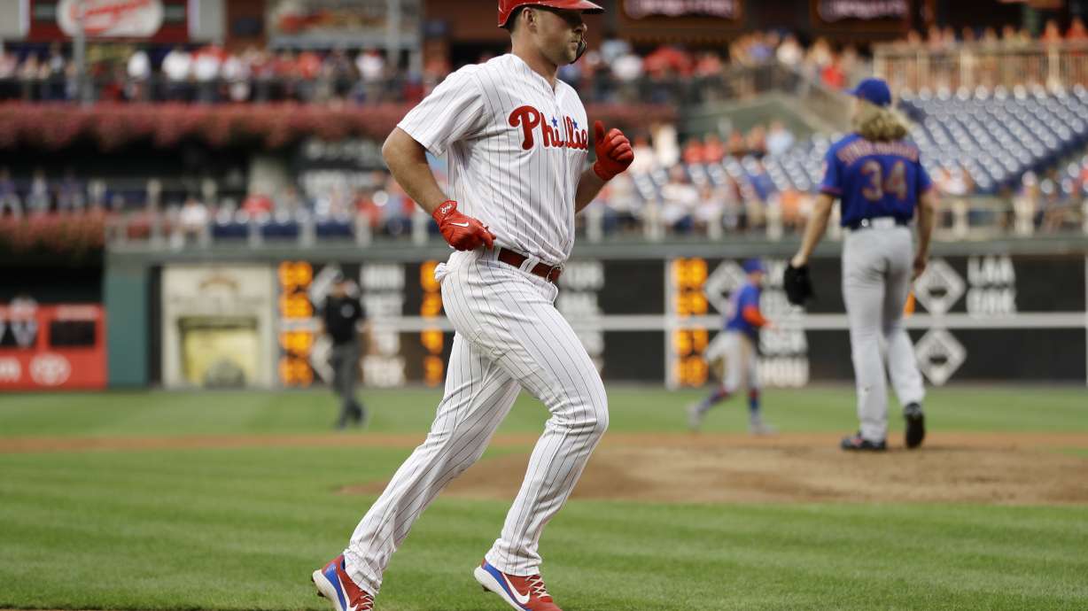 Hoskins HR sparks Phillies over Mets before key Atlanta trip