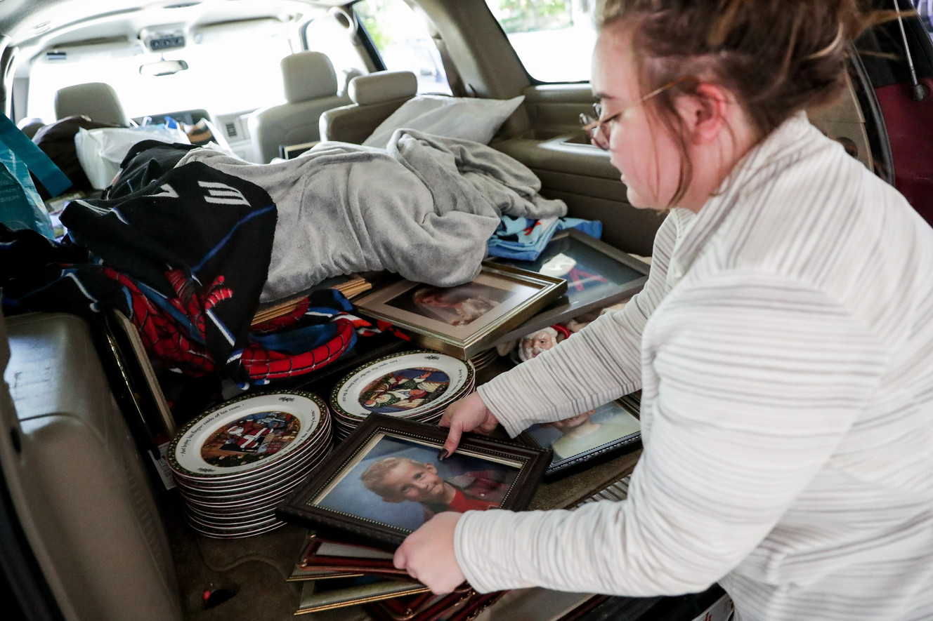 Mallory Hughes unloads family photos and china from her family's car after they returned to their home in Elk Ridge after evacuations were lifted on Saturday, Sept. 22, 2018. (Photo: Spenser Heaps, KSL)