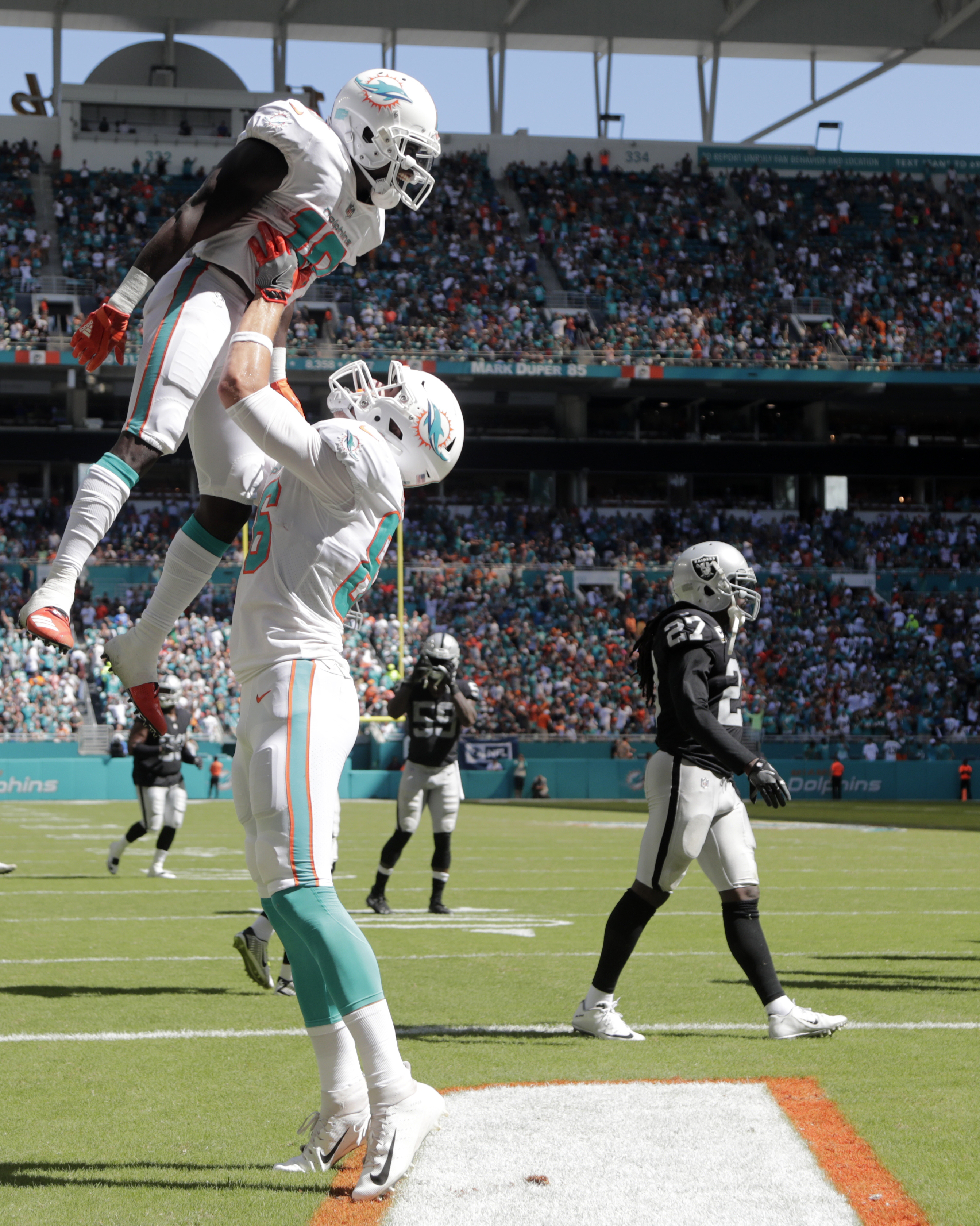 Razzle dazzle lifts unbeaten Miami past winless Raiders