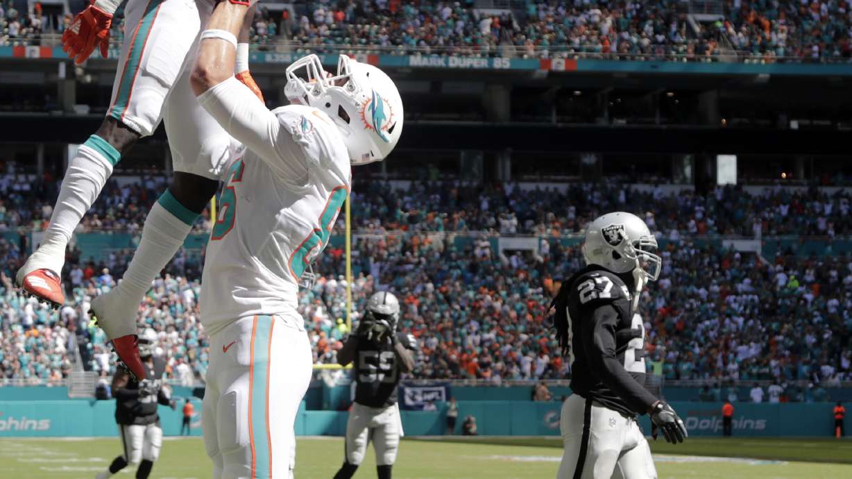 Razzle dazzle lifts unbeaten Miami past winless Raiders