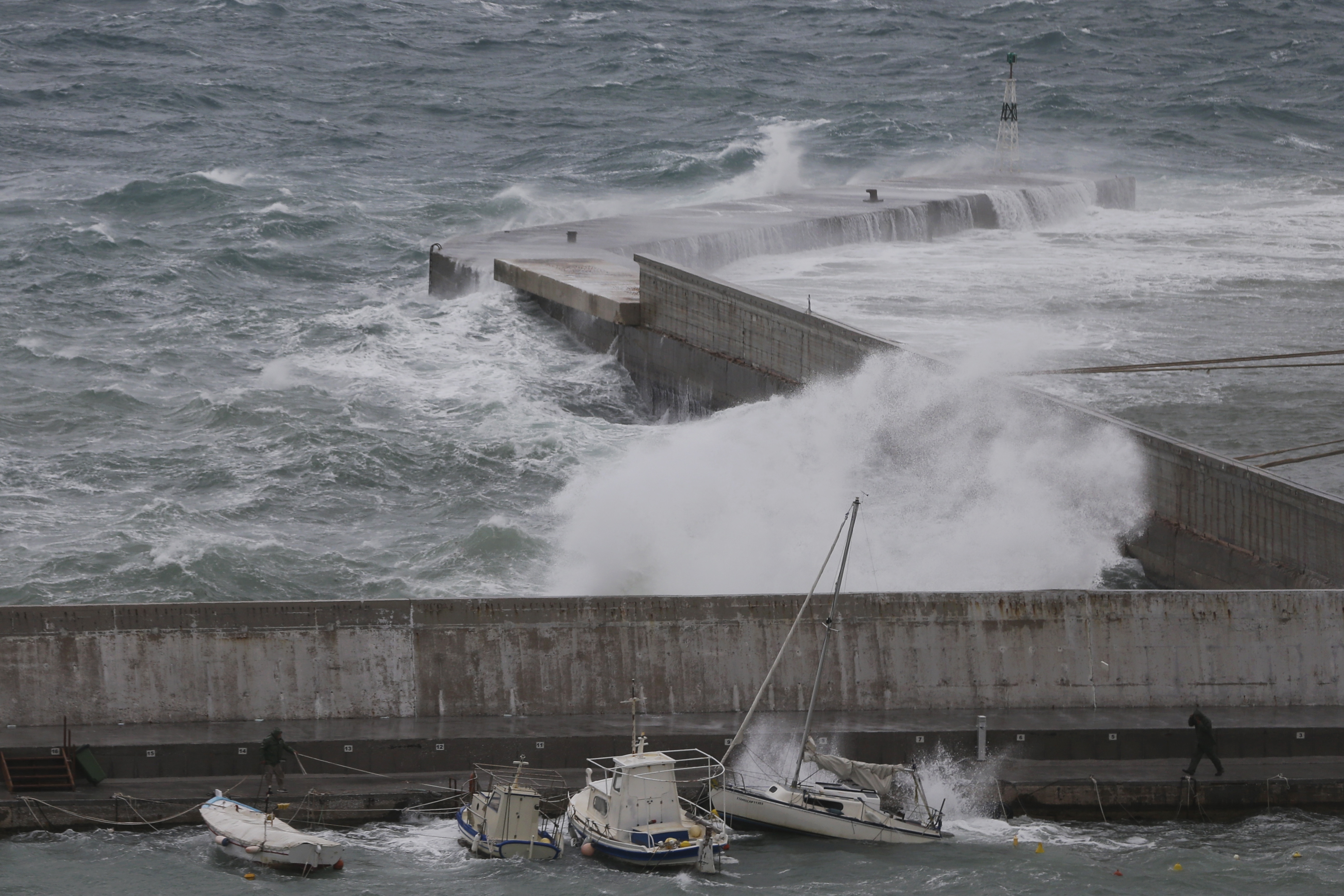 Cyclone warning as gale-force winds batter Greece