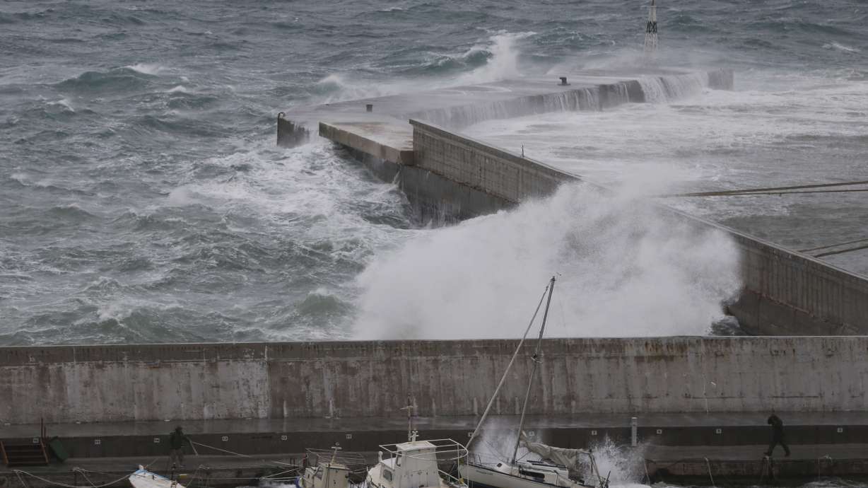 Cyclone warning as gale-force winds batter Greece